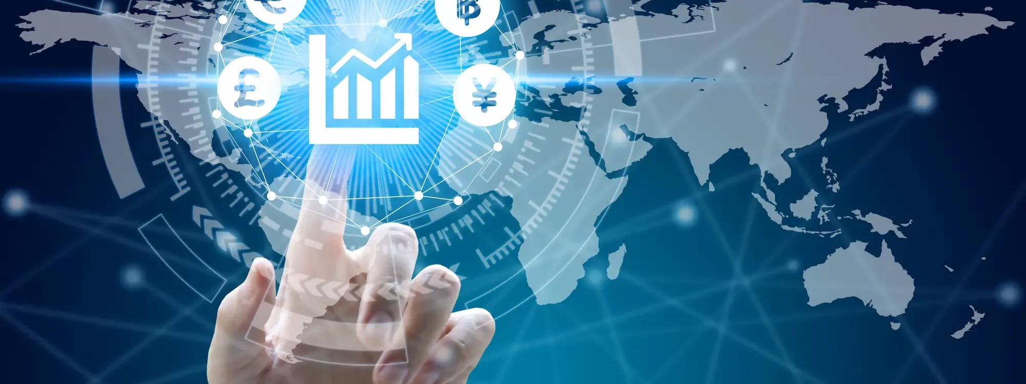 Main pointant une interface holographique de données financières avec des icônes monétaires et une carte mondiale en arrière-plan.