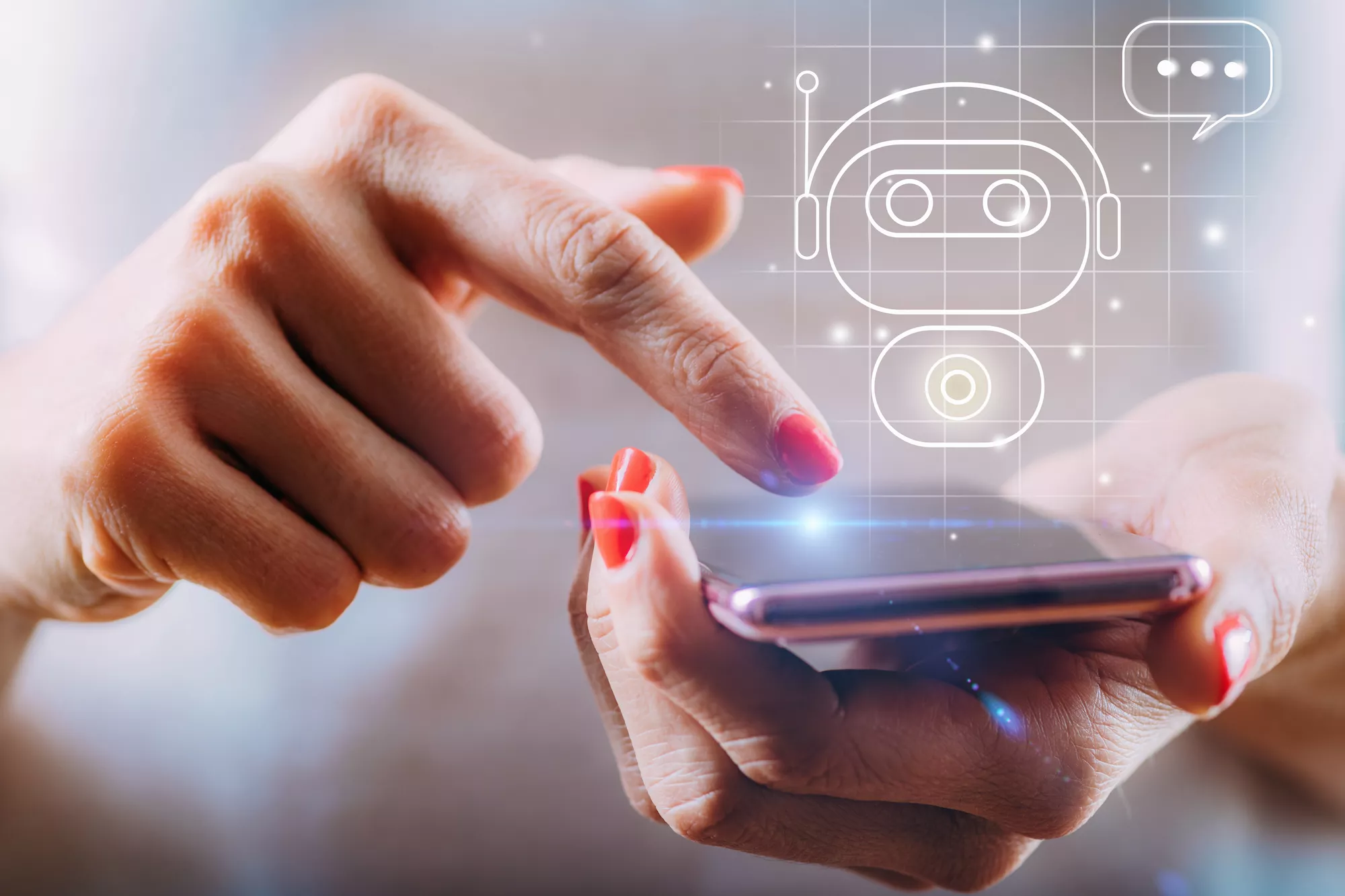 Main féminine avec vernis rouge utilisant un smartphone, icône de chatbot affichée en surimpression lumineuse.