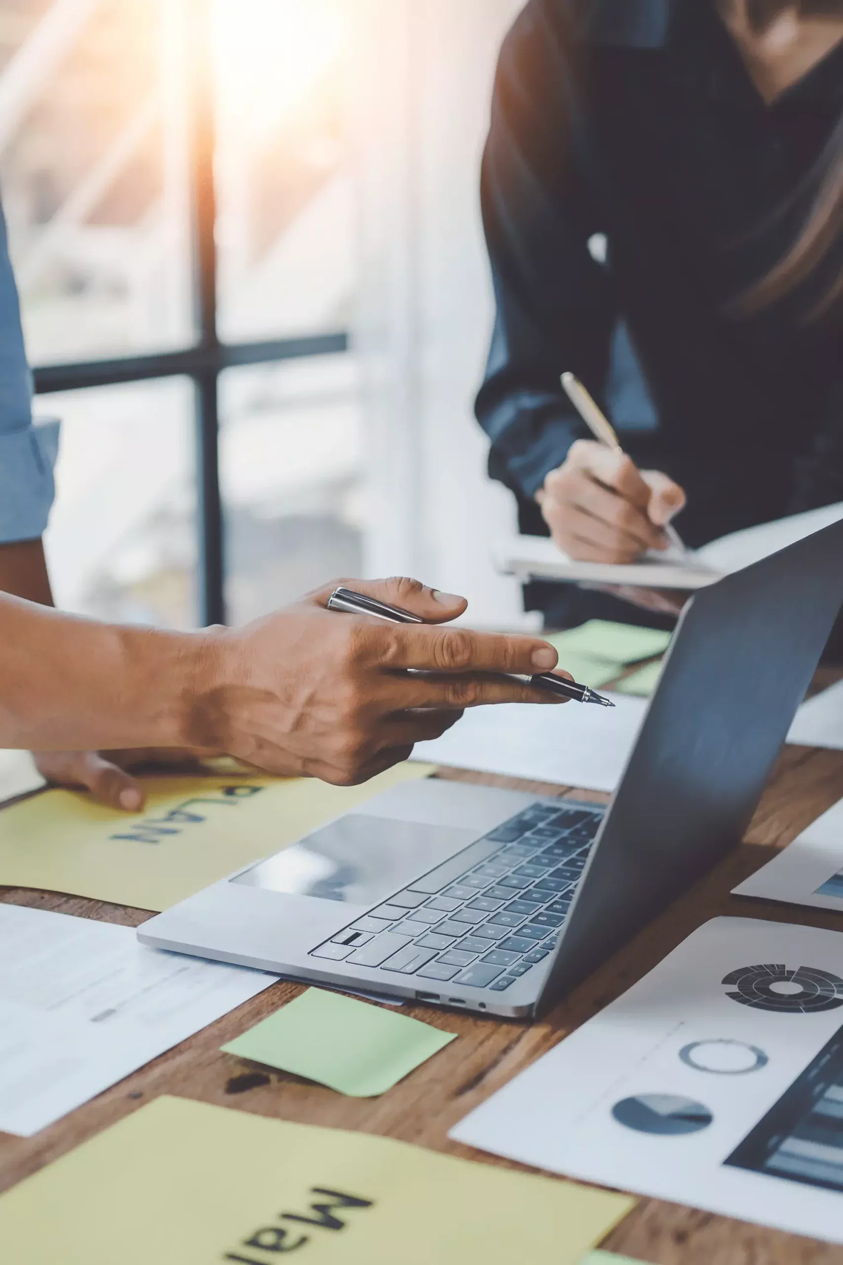 ADOBESTOCK_518994210 SCALED | Cekome Discussion d'équipe sur un plan marketing avec des graphiques sur ordinateur portable