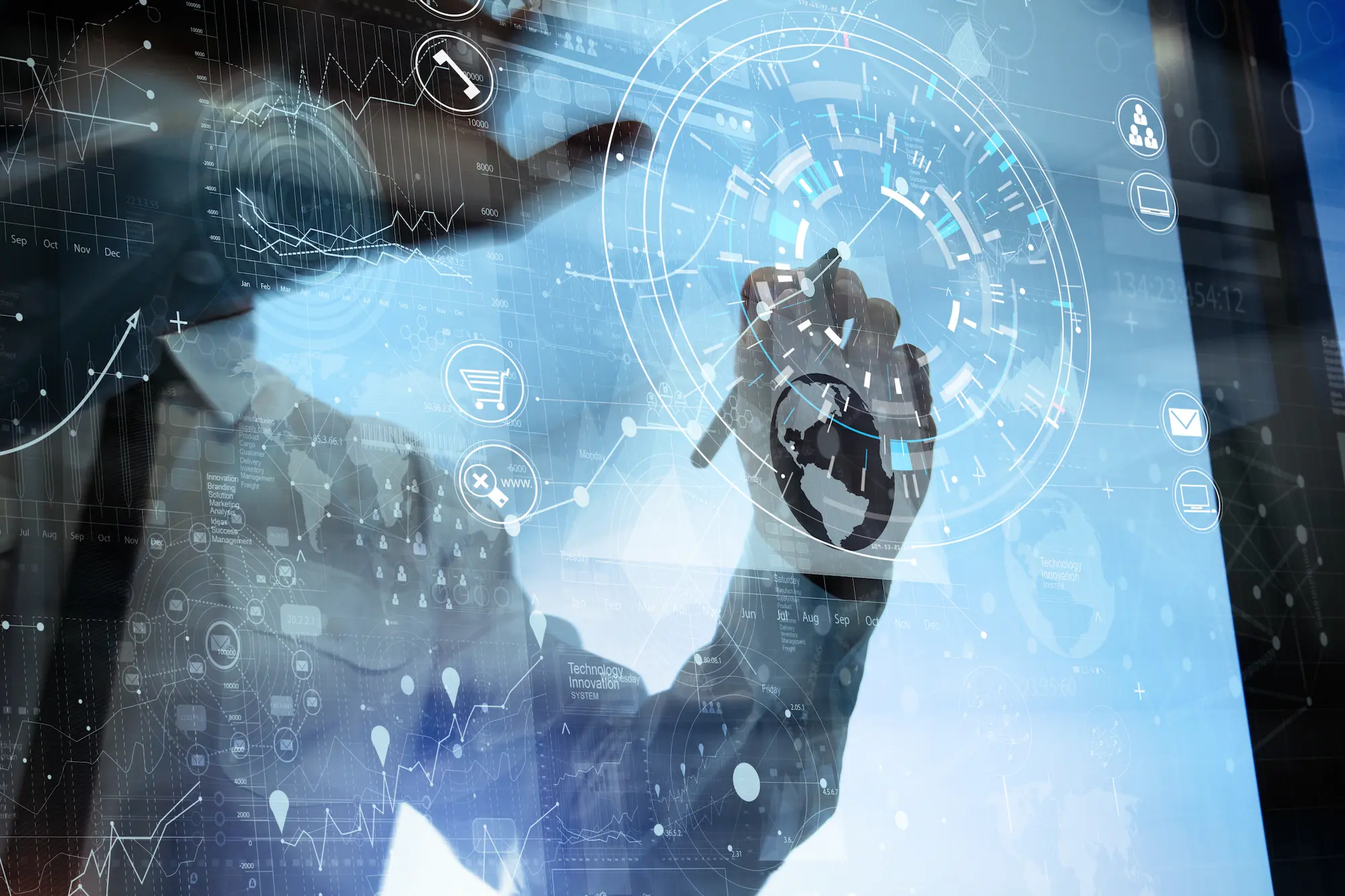 Personne interagissant avec des interfaces holographiques de données numériques