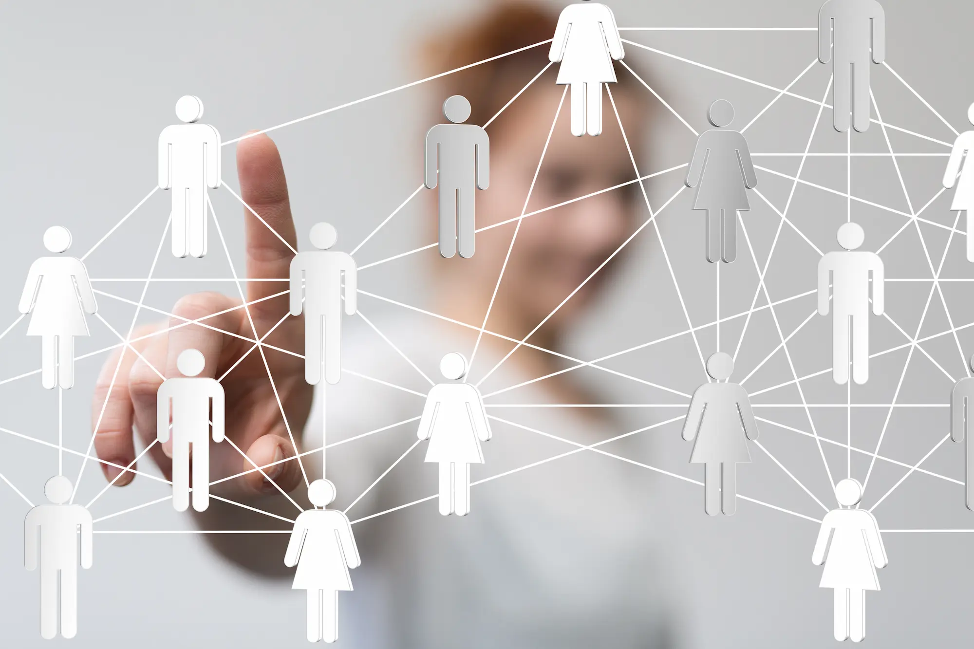 ADOBESTOCK_190653594 | Cekome ersonne interagissant avec un réseau d'icônes représentant des connexions humaines, segmentation comportementale basée sur les interactions
