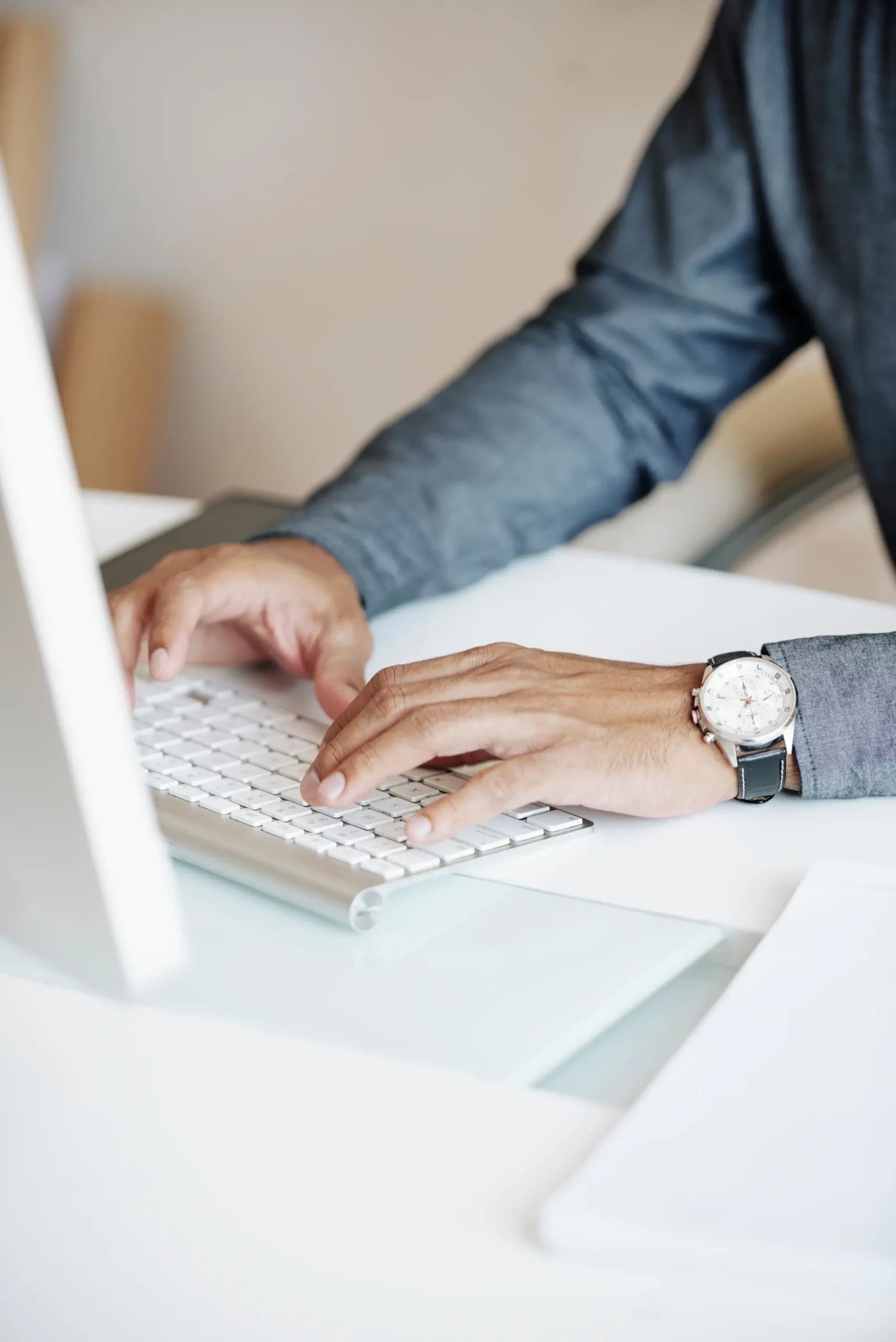 ADOBESTOCK_250768209 SCALED | Cekome Personne tapant sur un clavier d'ordinateur de bureau