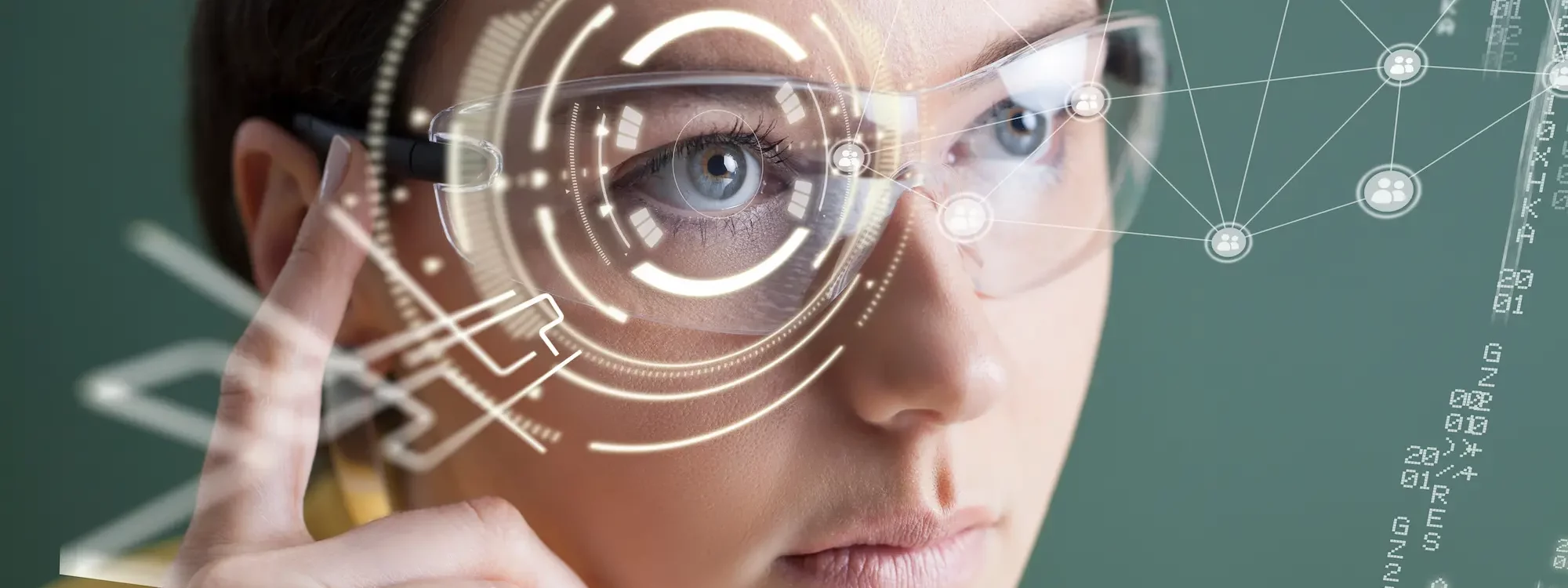 Femme portant des lunettes de réalité augmentée avec des interfaces holographiques futuristes