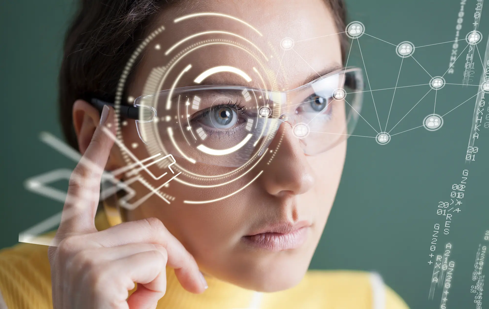 Femme portant des lunettes de réalité augmentée avec des interfaces holographiques futuristes