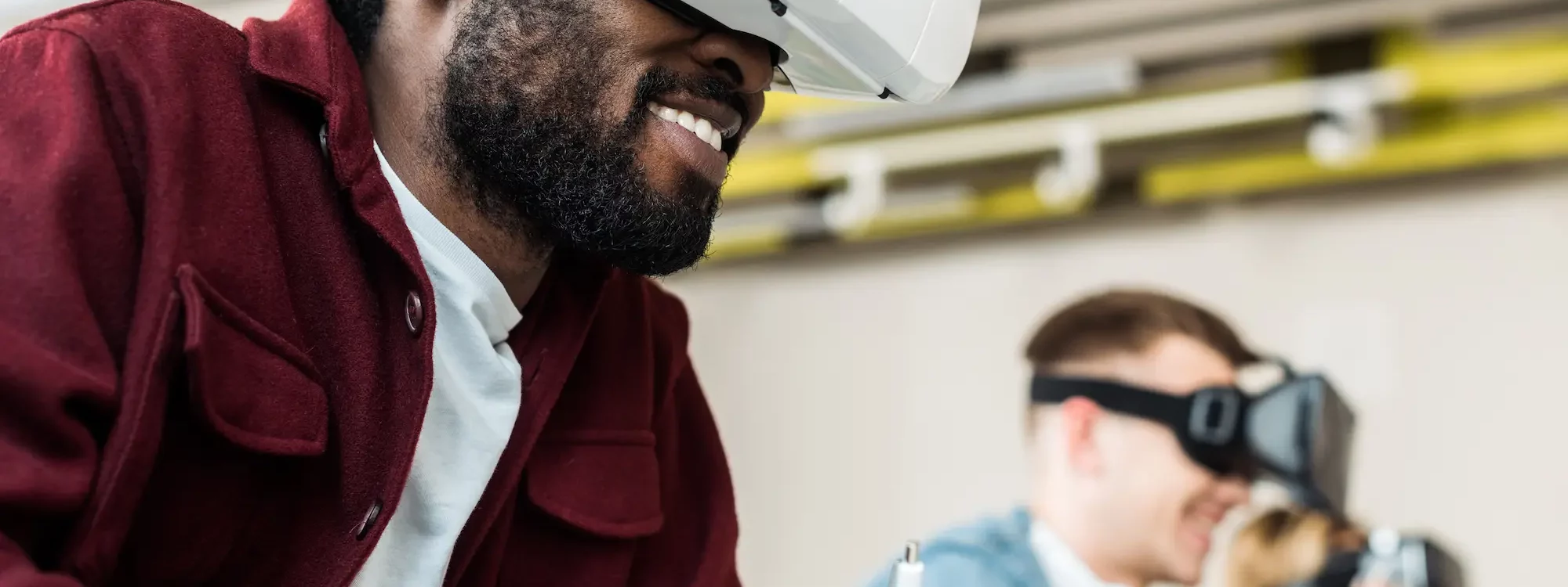 ADOBESTOCK_267827098 2000X750 | Cekome Participants portant des casques de réalité virtuelle pendant une formation