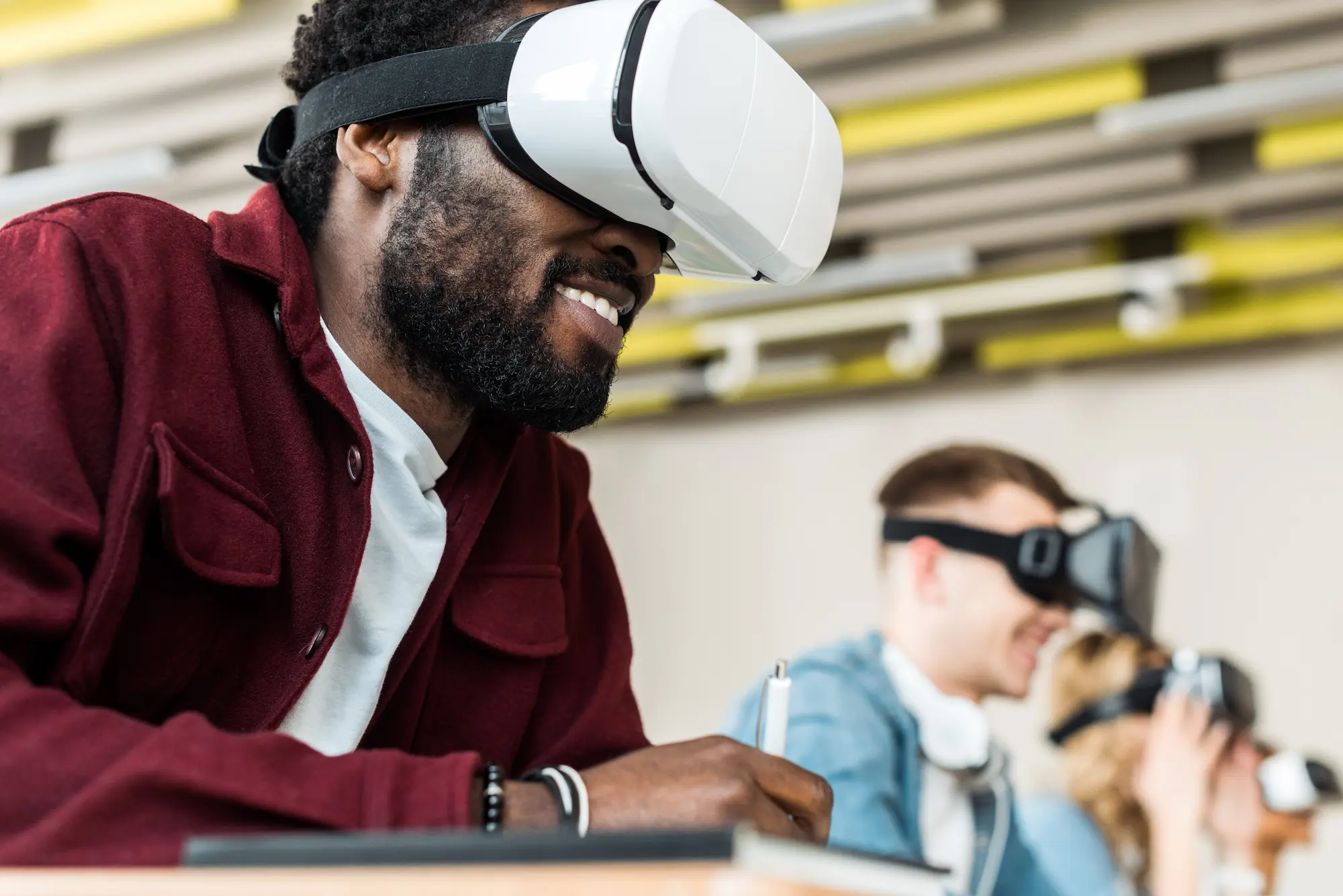Participants portant des casques de réalité virtuelle pendant une formation