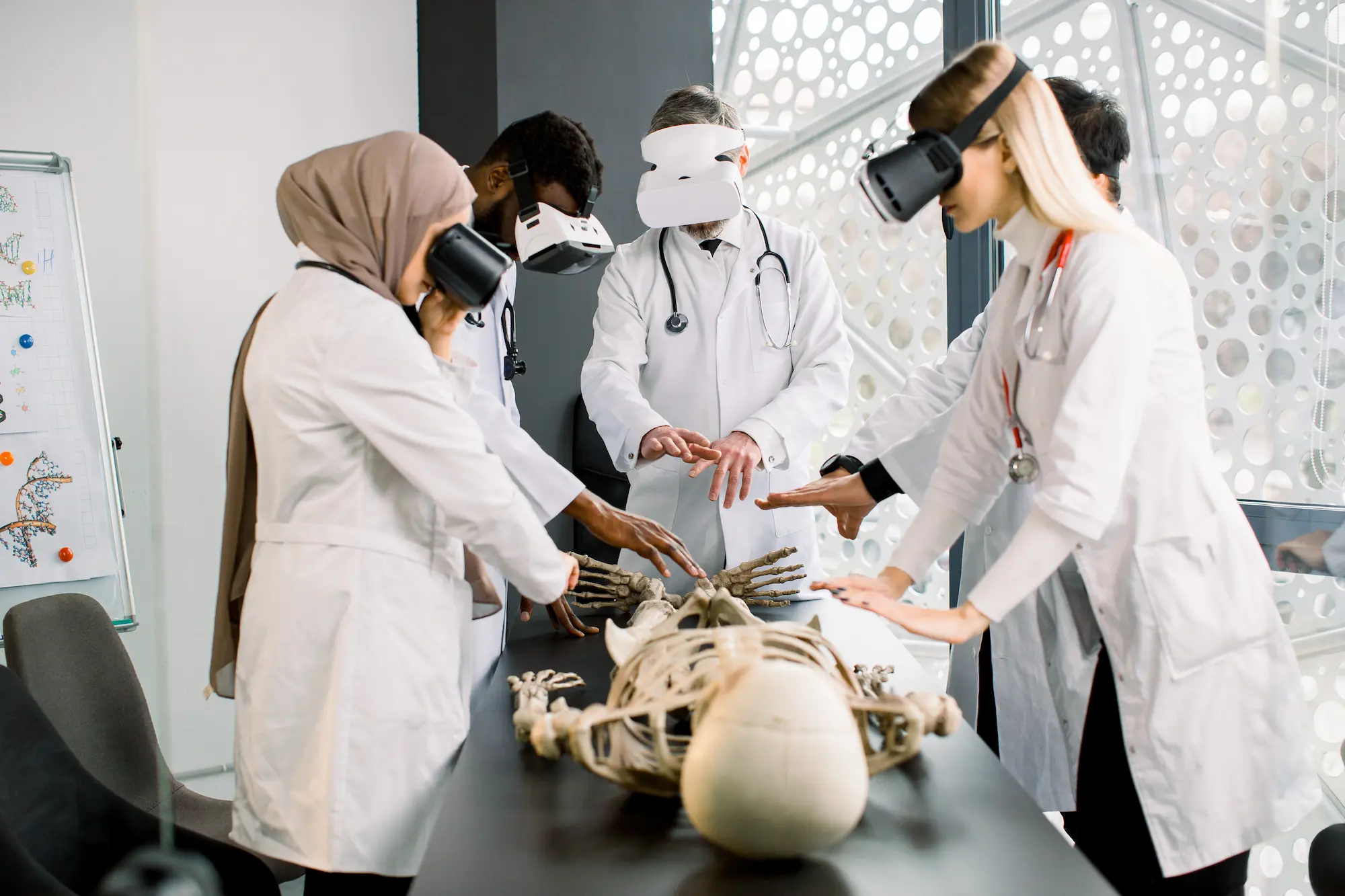 Équipe médicale en formation utilisant des casques de réalité augmentée autour d'un squelette