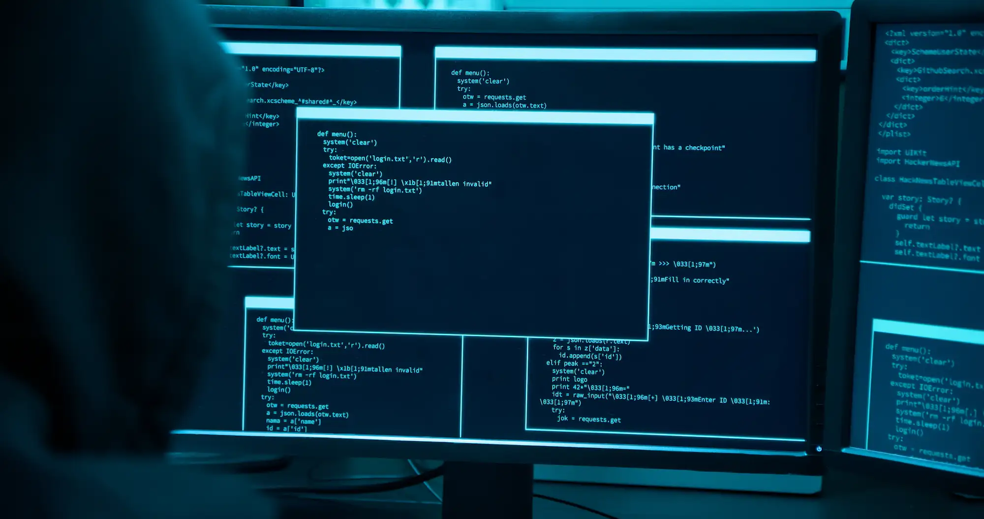 ADOBESTOCK_427271116 | Cekome Écran d'ordinateur affichant du code informatique dans un environnement de cybersécurité.