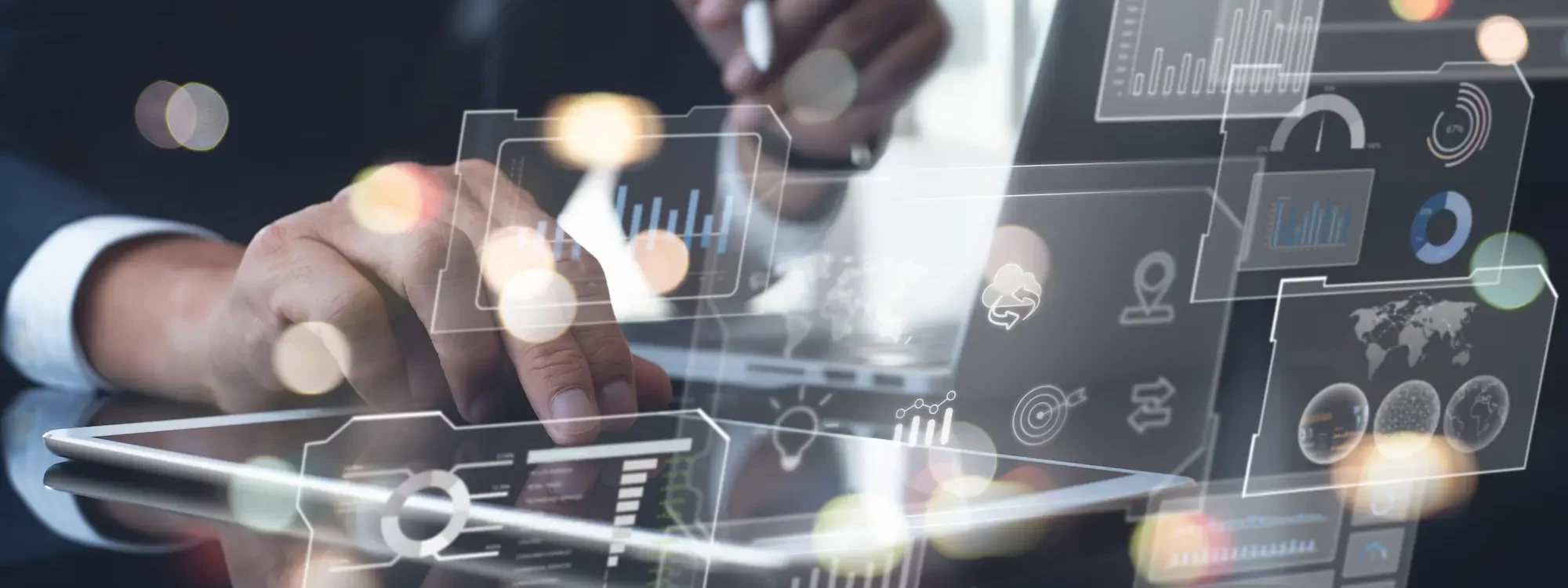 ADOBESTOCK_485020360 2000X750 | Cekome Personne utilisant une tablette avec des graphiques et des données projetés en réalité augmentée