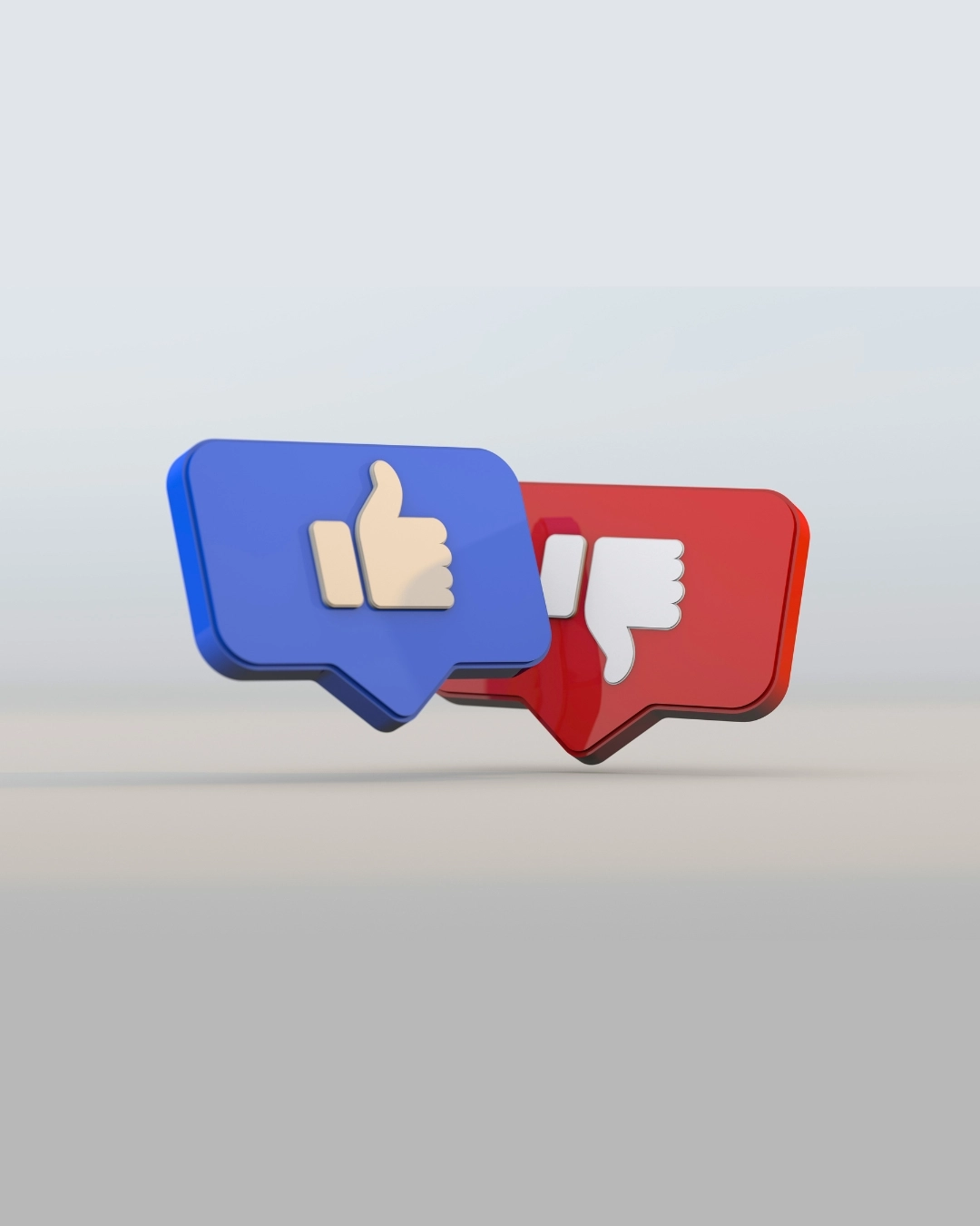 Illustration 3D de deux bulles de dialogue, l'une bleue avec un pouce levé et l'autre rouge avec un pouce baissé, représentant les réactions positives et négatives sur les réseaux sociaux.