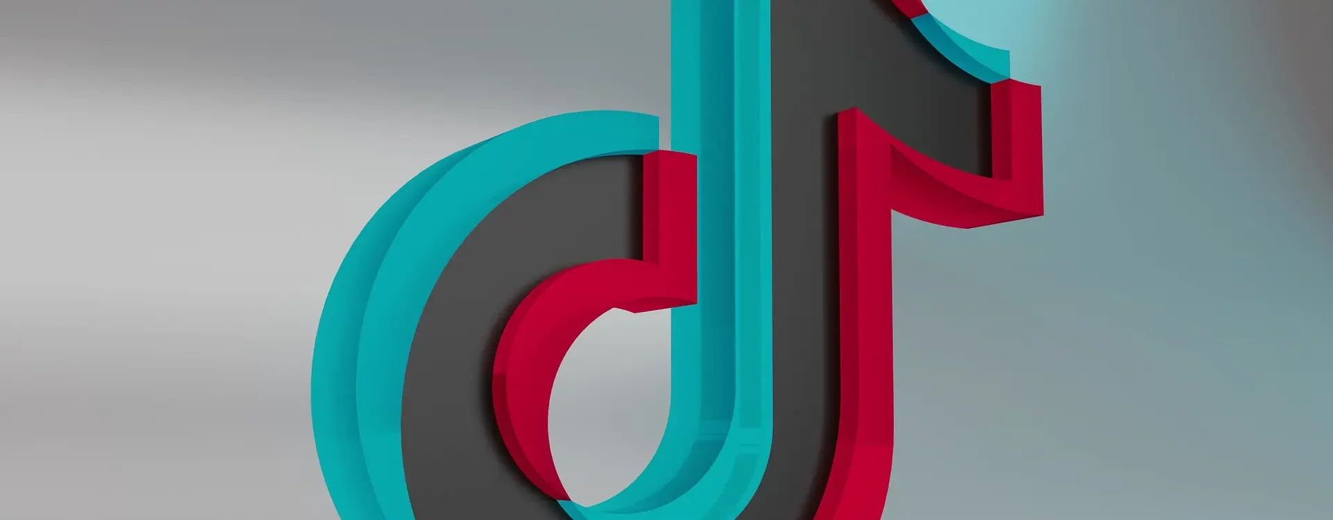 Logo 3D de TikTok avec effets de lumière sur fond gris