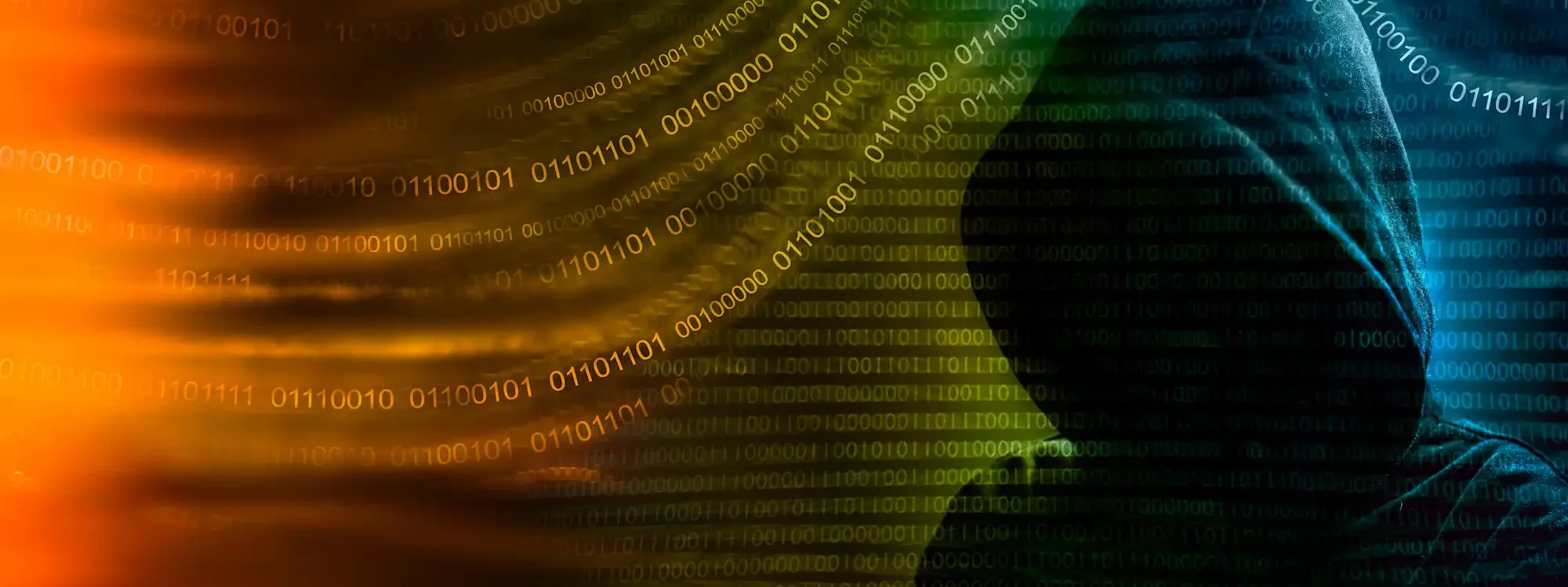 Silhouette d'un hacker en capuche entouré de code binaire symbolisant la cybercriminalité et la cybersécurité.