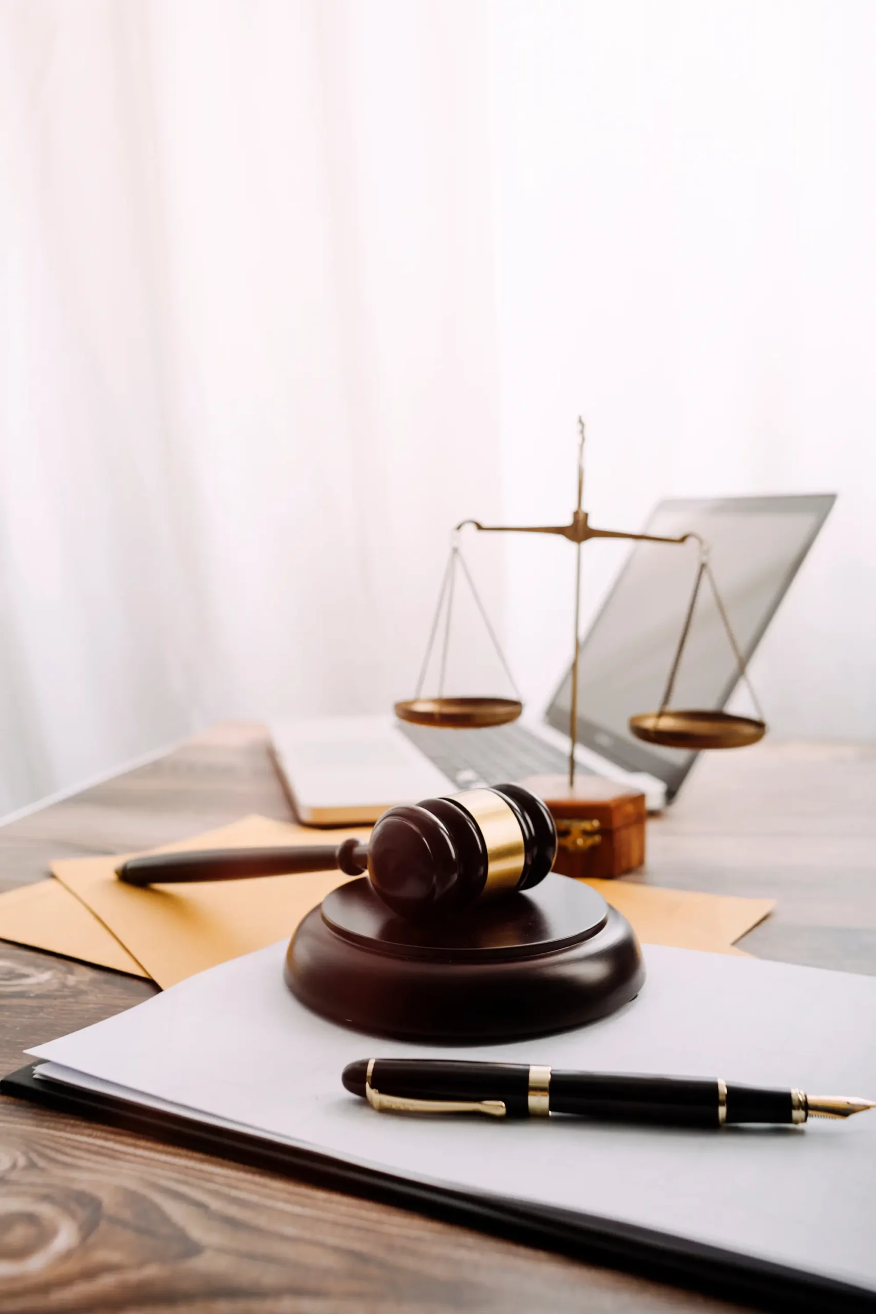 ADOBESTOCK_434977215 SCALED | Cekome Marteau de juge, balance de justice et documents sur un bureau