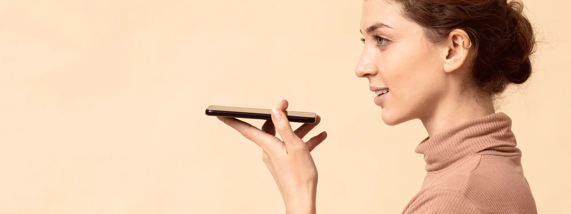 Femme utilisant la recherche vocale sur son smartphone