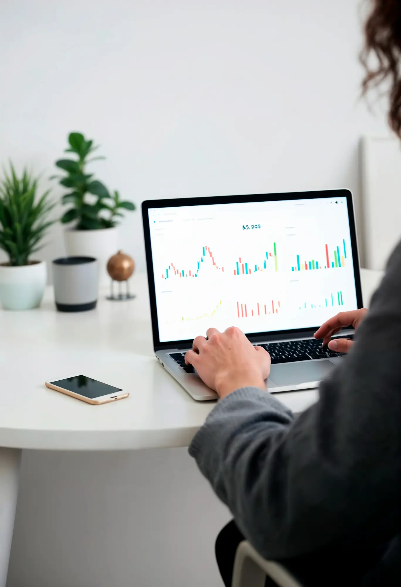 2151929041 | Cekome Personne analysant des données statistiques sur un ordinateur portable dans un bureau moderne.