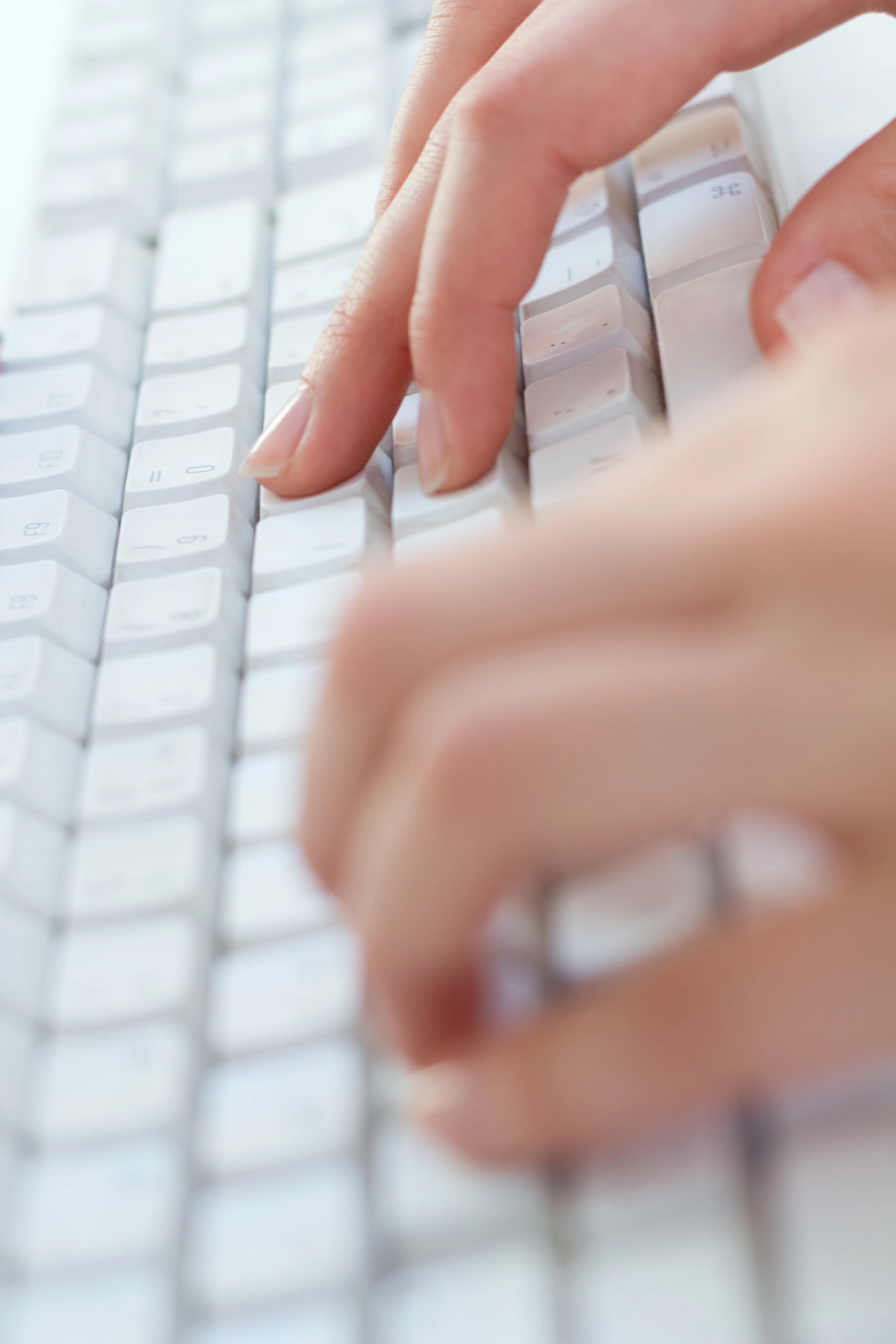 3463 | Cekome Mains tapant sur un clavier blanc