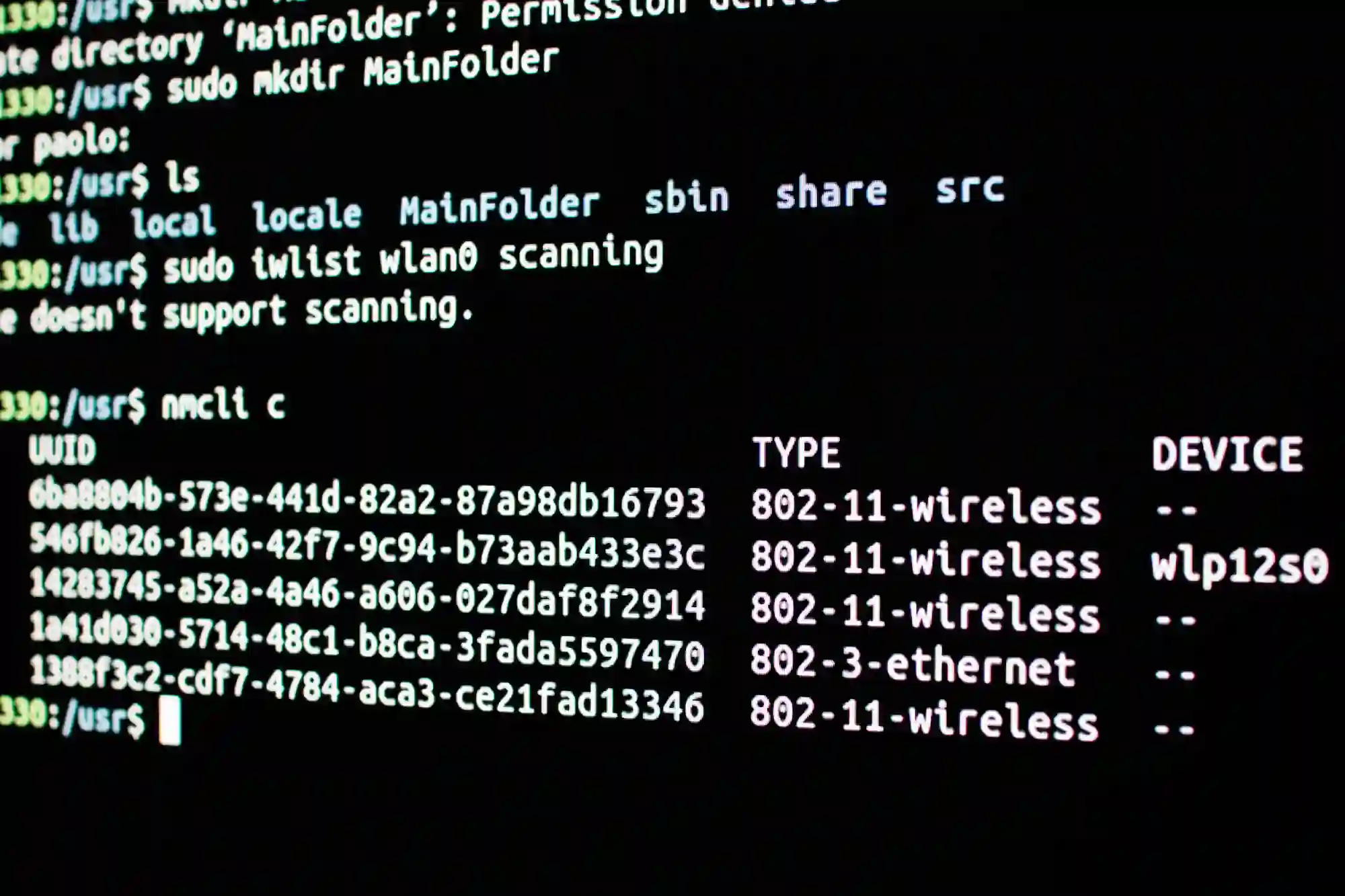 Terminal Linux affichant des commandes réseau et des informations de périphériques.