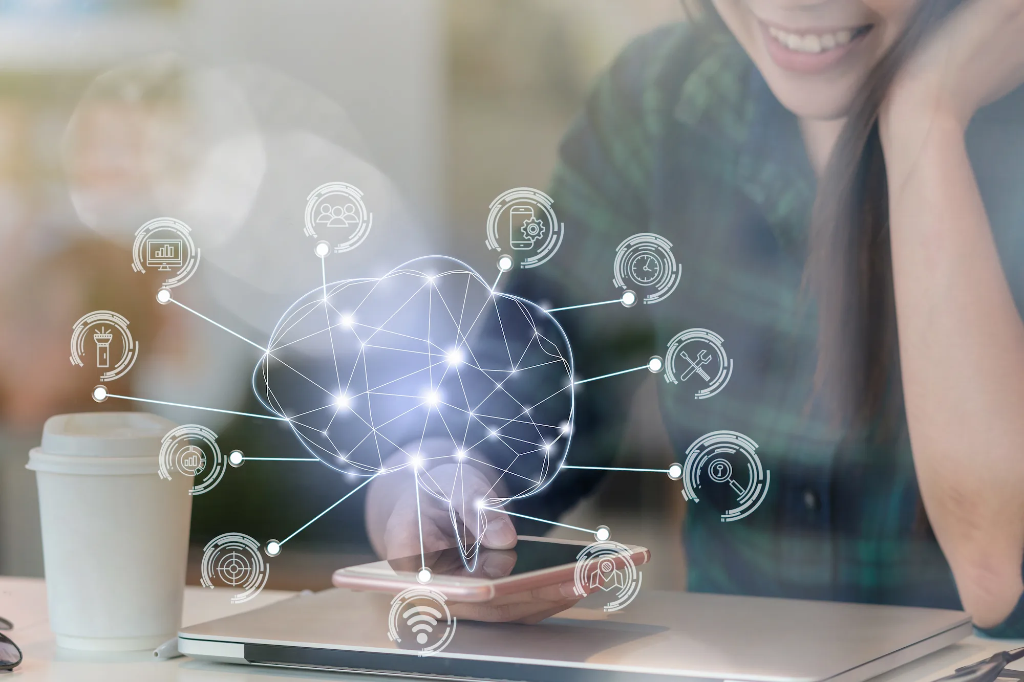 Femme utilisant un smartphone avec des icônes de réseau et un cerveau numérique flottant