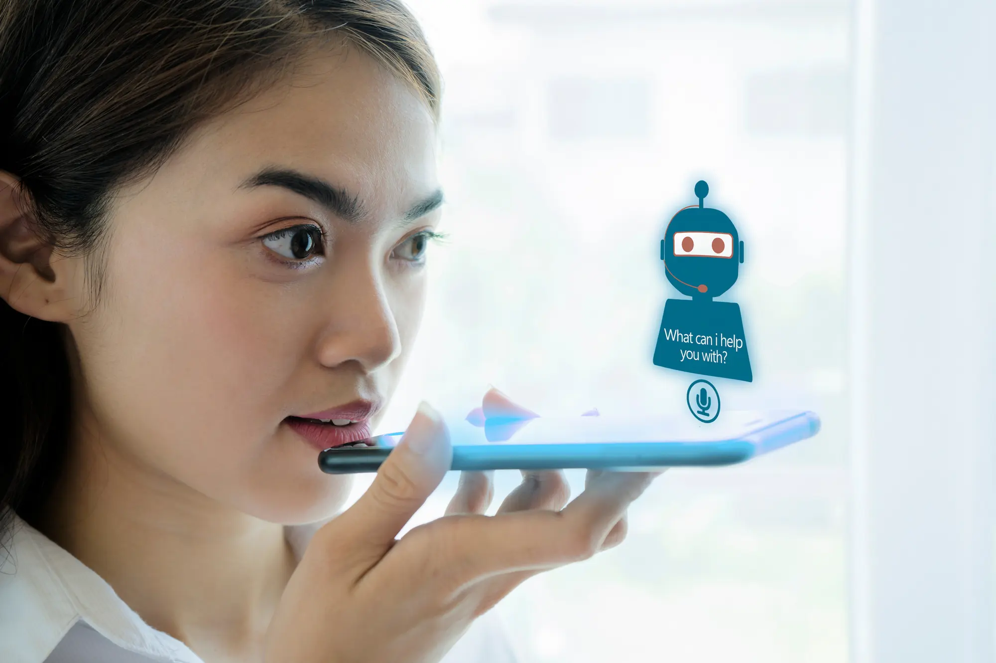 Femme utilisant un assistant vocal sur son smartphone