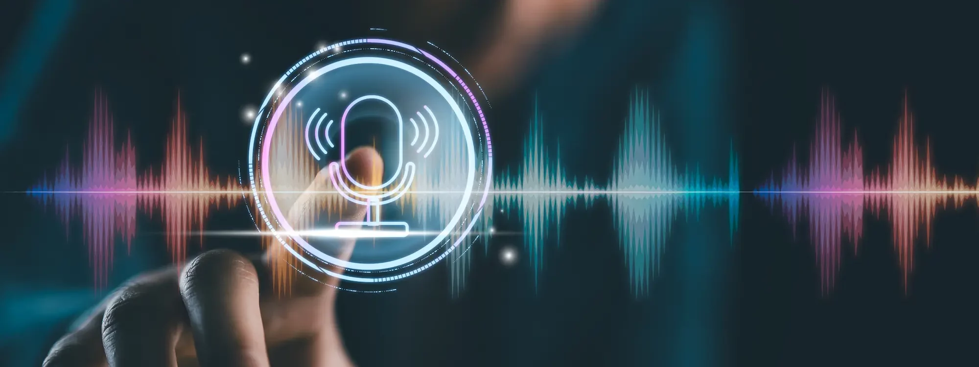 Personne interagissant avec une icône de microphone holographique et des ondes sonores colorées