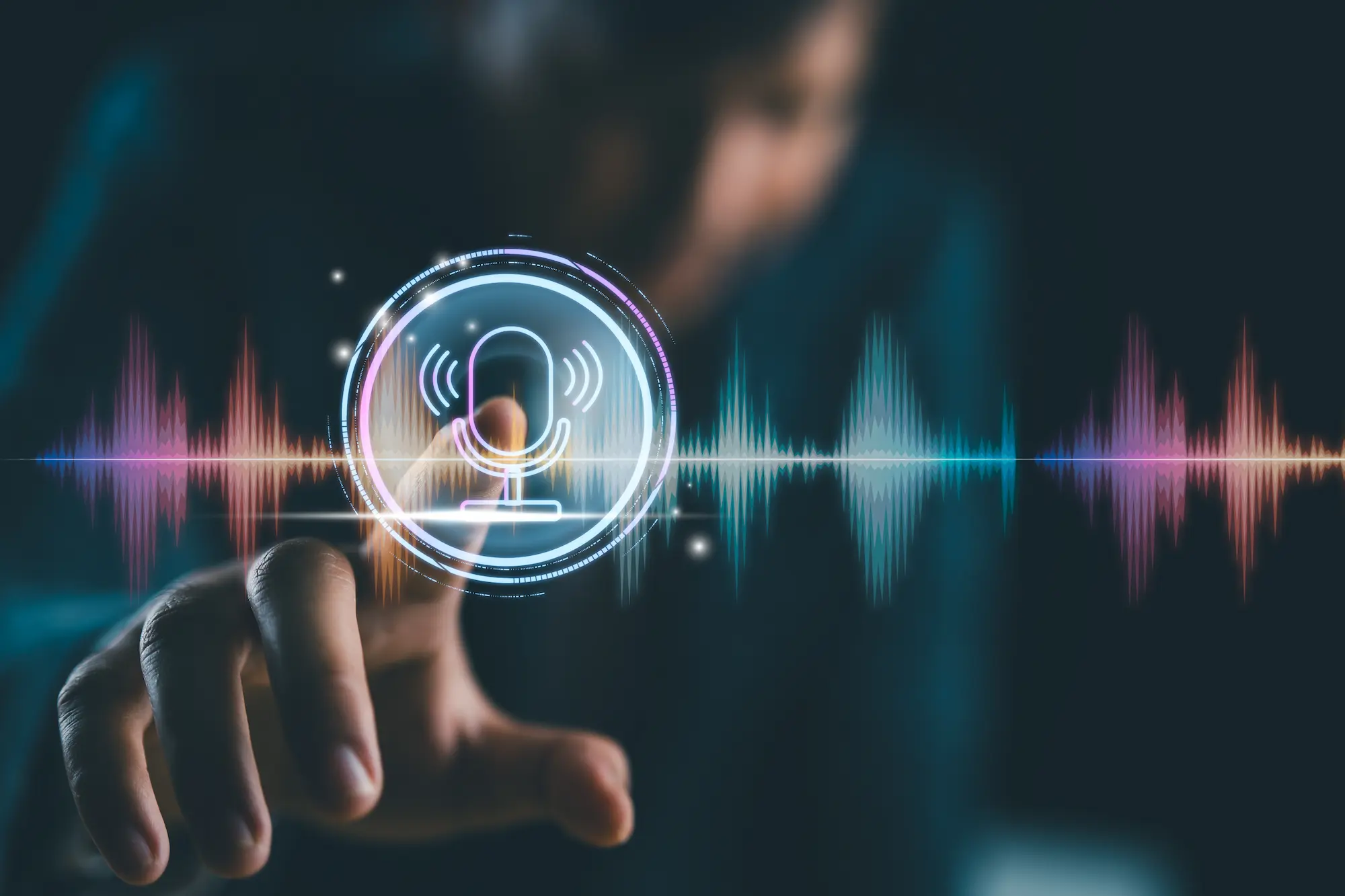 Personne interagissant avec une icône de microphone holographique et des ondes sonores colorées