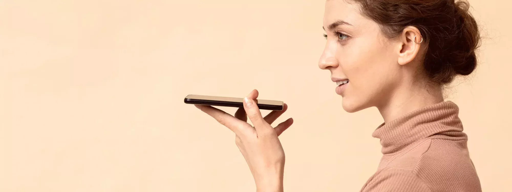 Femme utilisant la recherche vocale sur son smartphone
