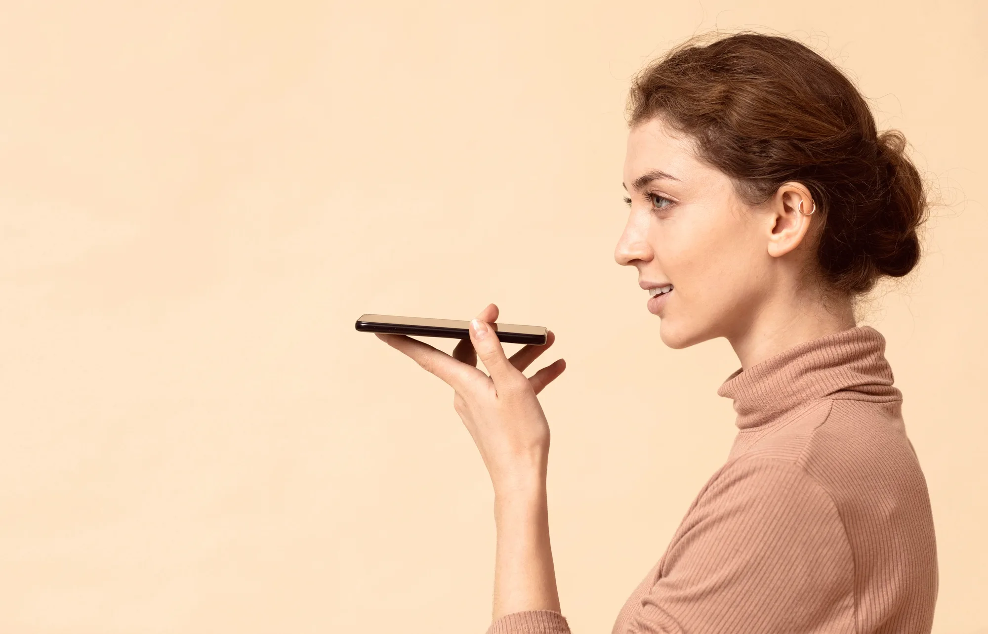 Femme utilisant la recherche vocale sur son smartphone