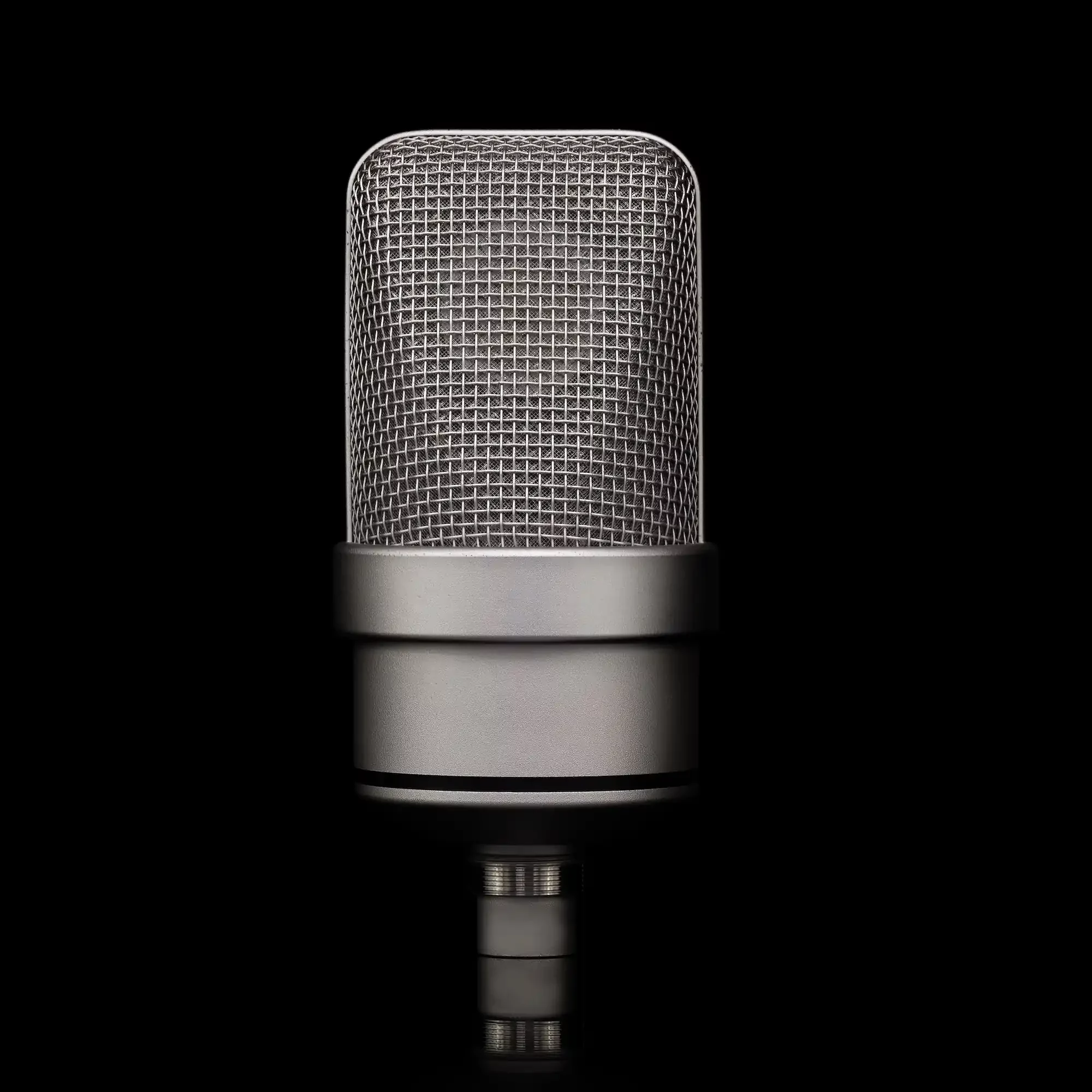 Microphone professionnel argenté sur fond noir
