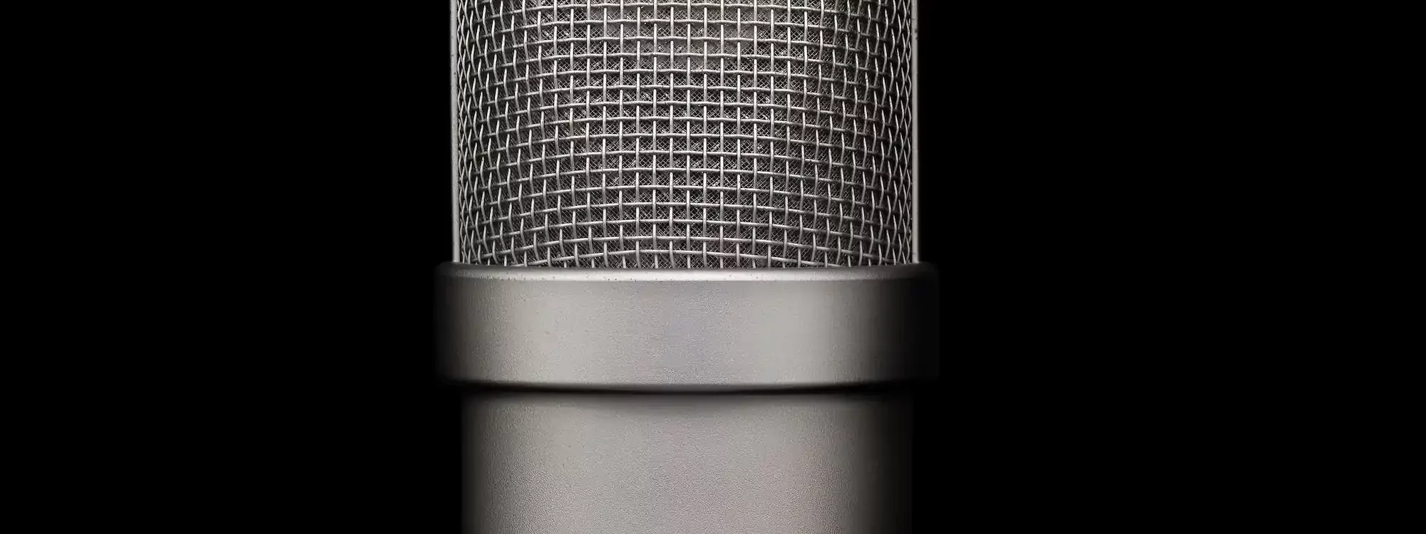 Microphone professionnel argenté sur fond noir