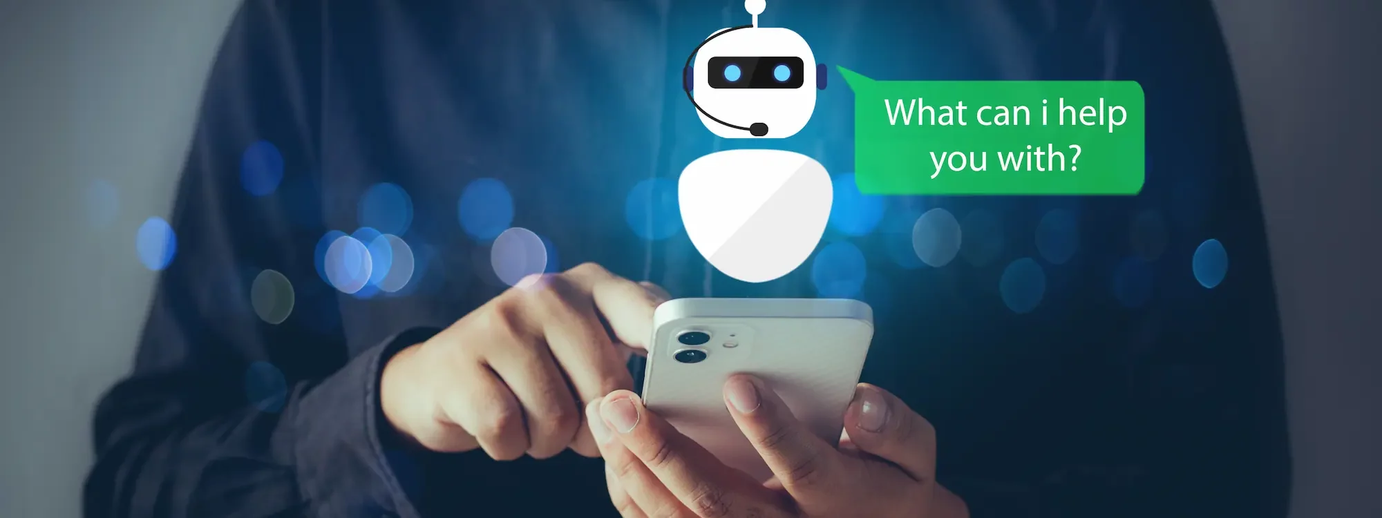 Personne utilisant un smartphone avec une ic&ocirc;ne de chatbot et un message d'assistance flottant.