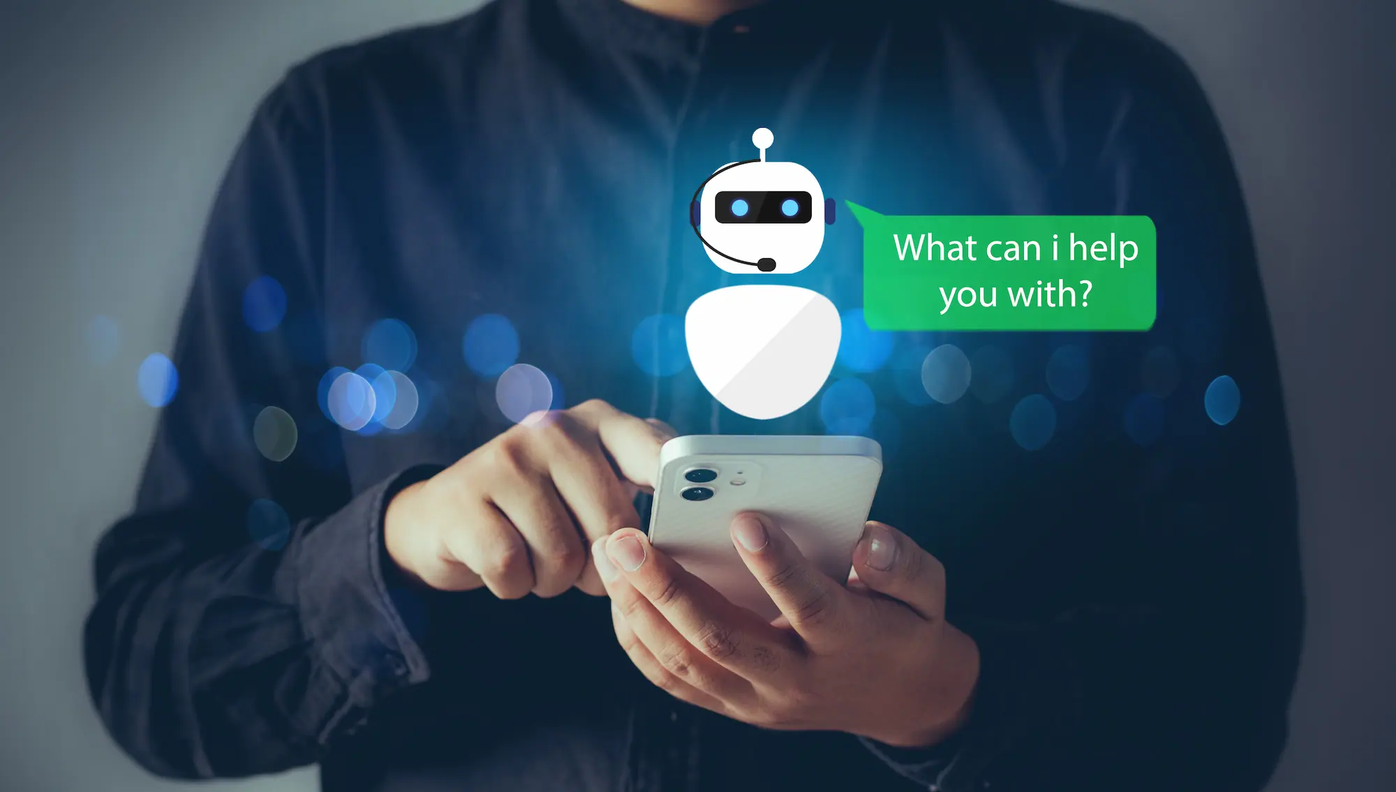 Personne utilisant un smartphone avec une icône de chatbot et un message d'assistance flottant.