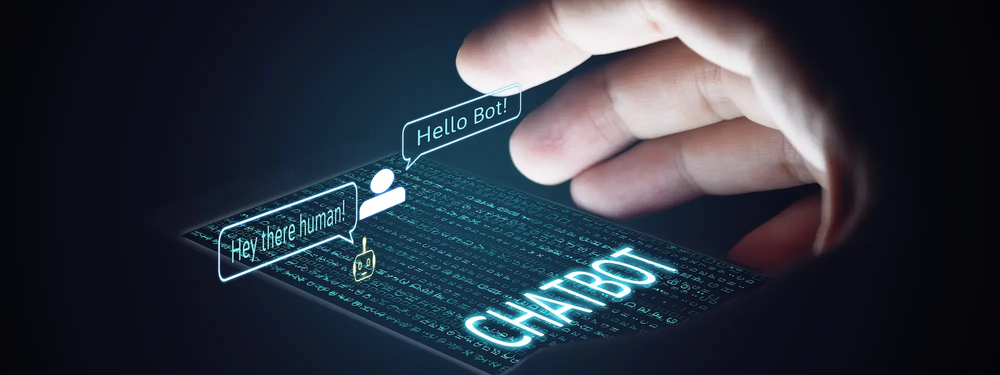 Main interagissant avec un chatbot sur un écran de smartphone avec des bulles de messages holographiques.