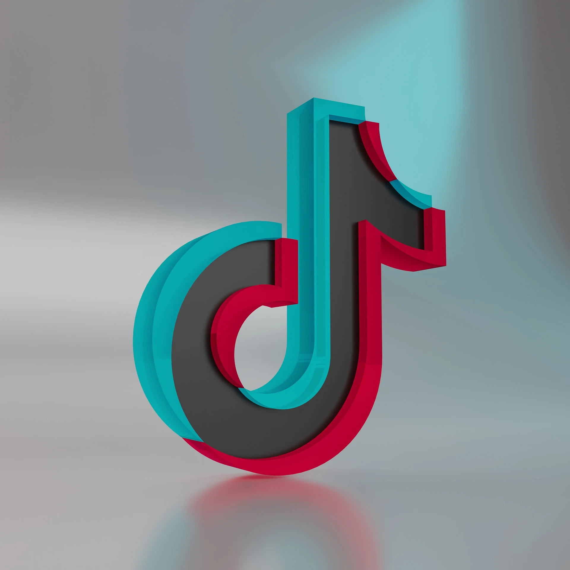 SOCIAL MEDIA 6941281_1920 | Cekome Logo 3D de TikTok en noir, rouge et bleu sur fond gris dégradé.