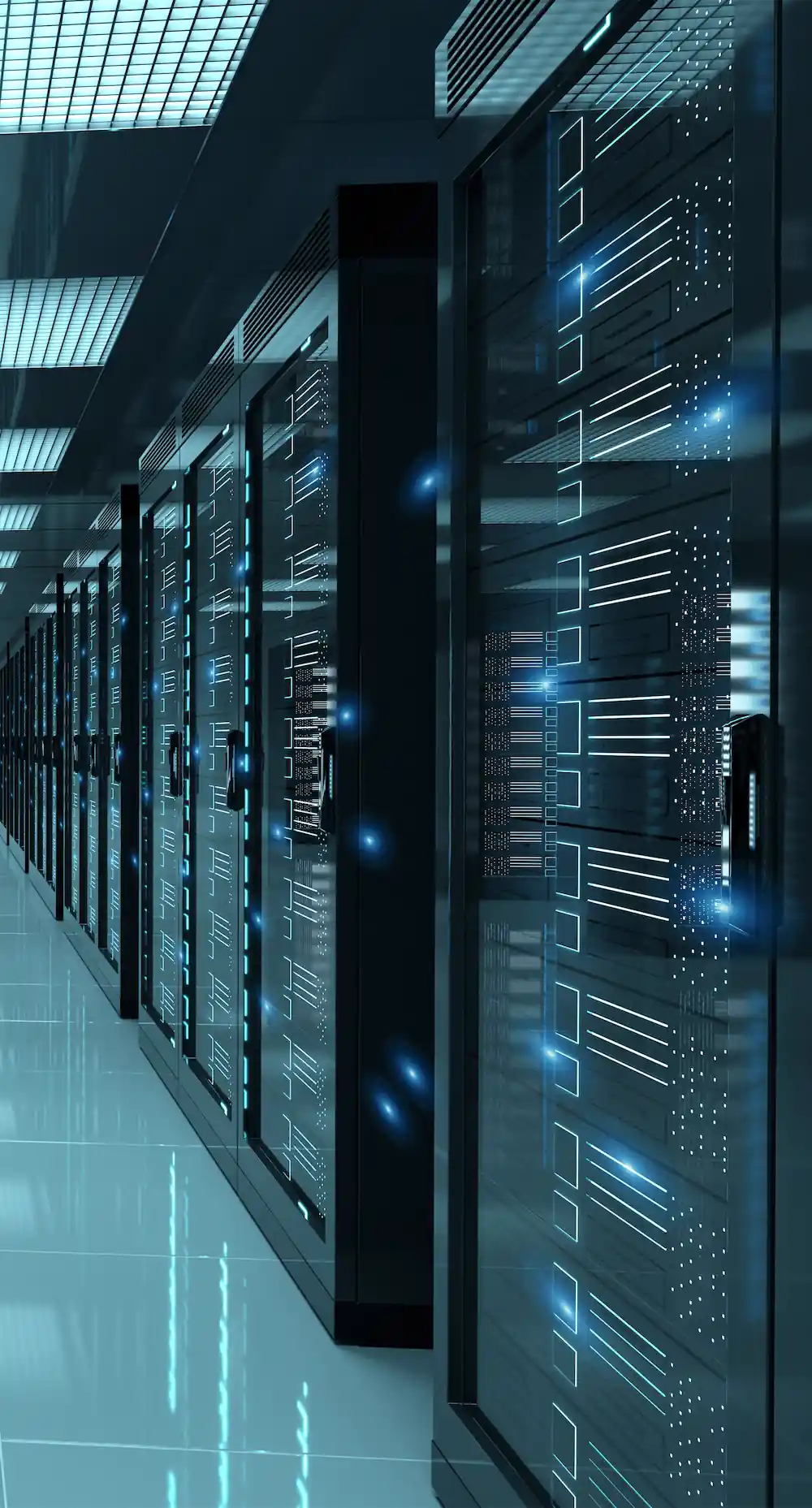 ADOBESTOCK_348600358 | Cekome Salle de serveurs haute technologie avec rangées de racks informatiques illuminés en bleu, symbolisant le stockage de données et l’infrastructure cloud.