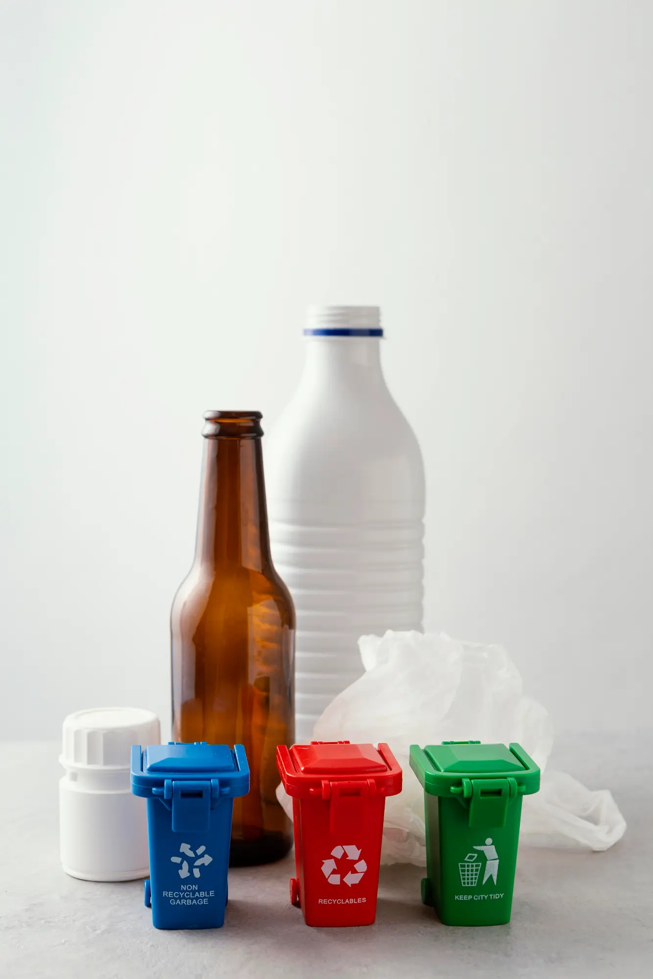 COLLECTION PLASTIC BAGS | Cekome Bouteilles en verre et plastique avec trois mini-poubelles de tri sélectif pour le recyclage.