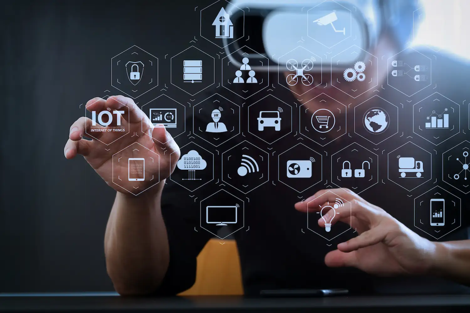 ADOBESTOCK_213203124 | Cekome Interface virtuelle IoT contrôlée par un utilisateur en réalité virtuelle, représentant la gestion d’objets connectés et d’agents intelligents