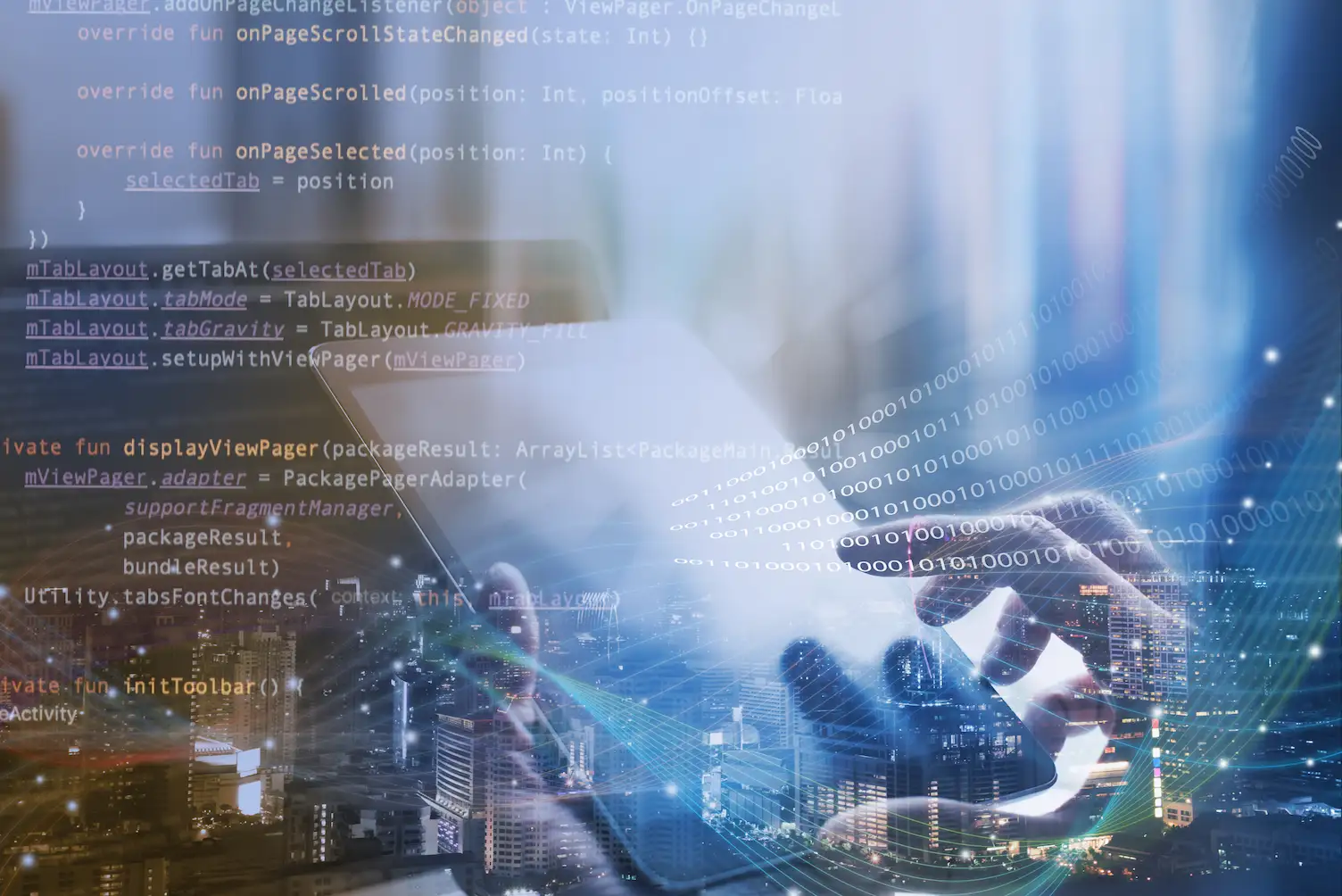 ADOBESTOCK_306451180 | Cekome Main tapant sur une tablette avec superposition de lignes de code, données binaires et paysage urbain en arrière-plan.
