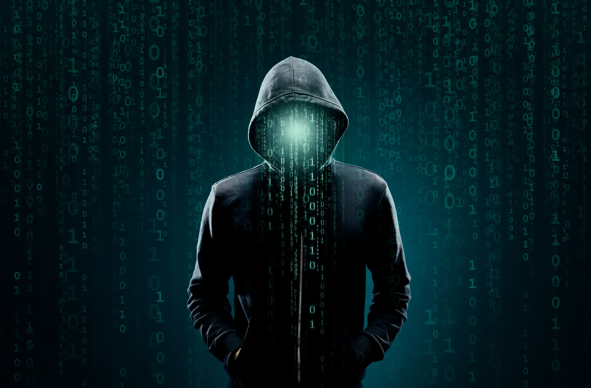 Silhouette d’un hacker en hoodie avec visage masqué par des lignes de code numériques sur fond de données binaires.
