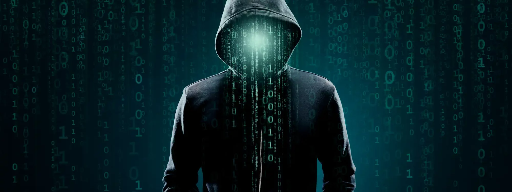 Silhouette d’un hacker en hoodie avec visage masqué par des lignes de code numériques sur fond de données binaires.