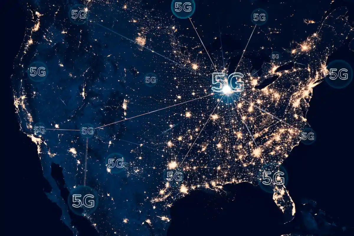 108516 | Cekome Carte nocturne des États-Unis avec connexions lumineuses et icônes 5G, illustrant le déploiement du réseau 5G au service des agents autonomes connectés