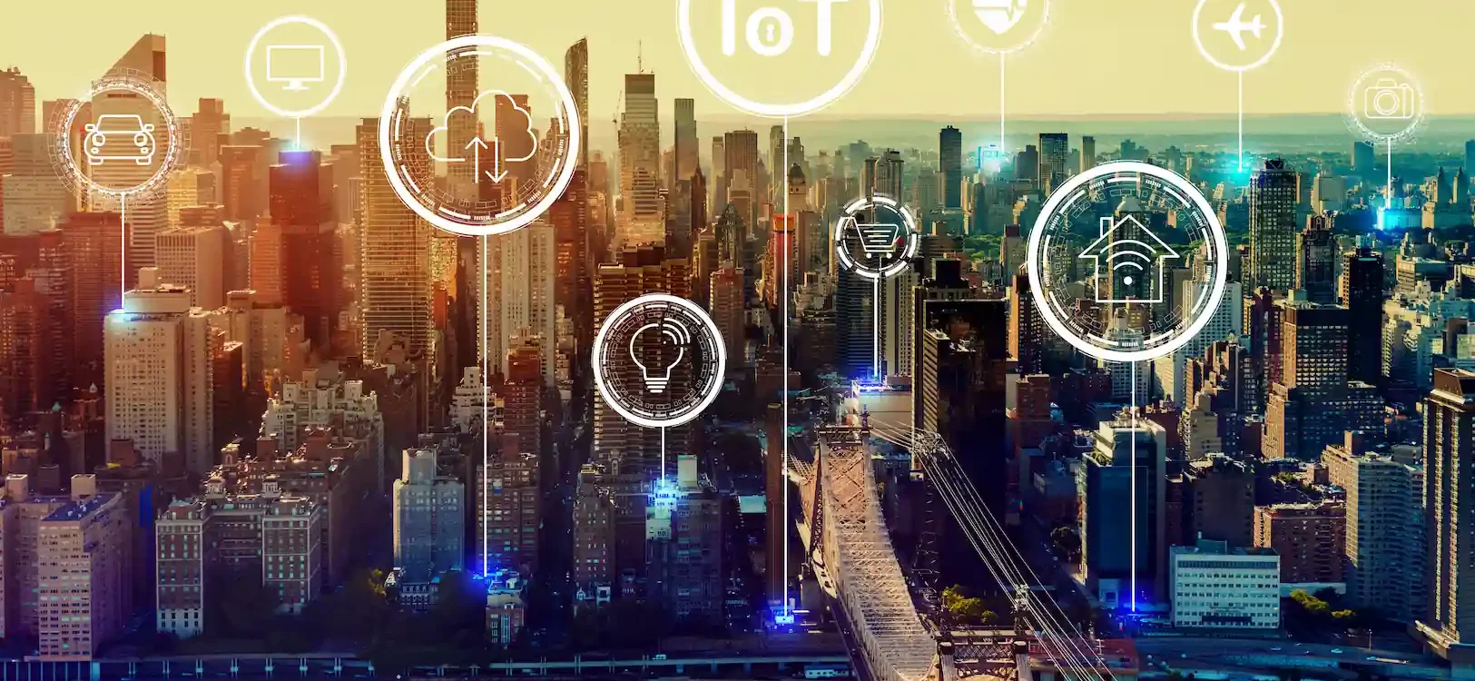 Vue d&rsquo;une ville intelligente au coucher du soleil avec ic&ocirc;nes IoT en surimpression, illustrant l&rsquo;int&eacute;gration urbaine des objets connect&eacute;s et des agents autonomes