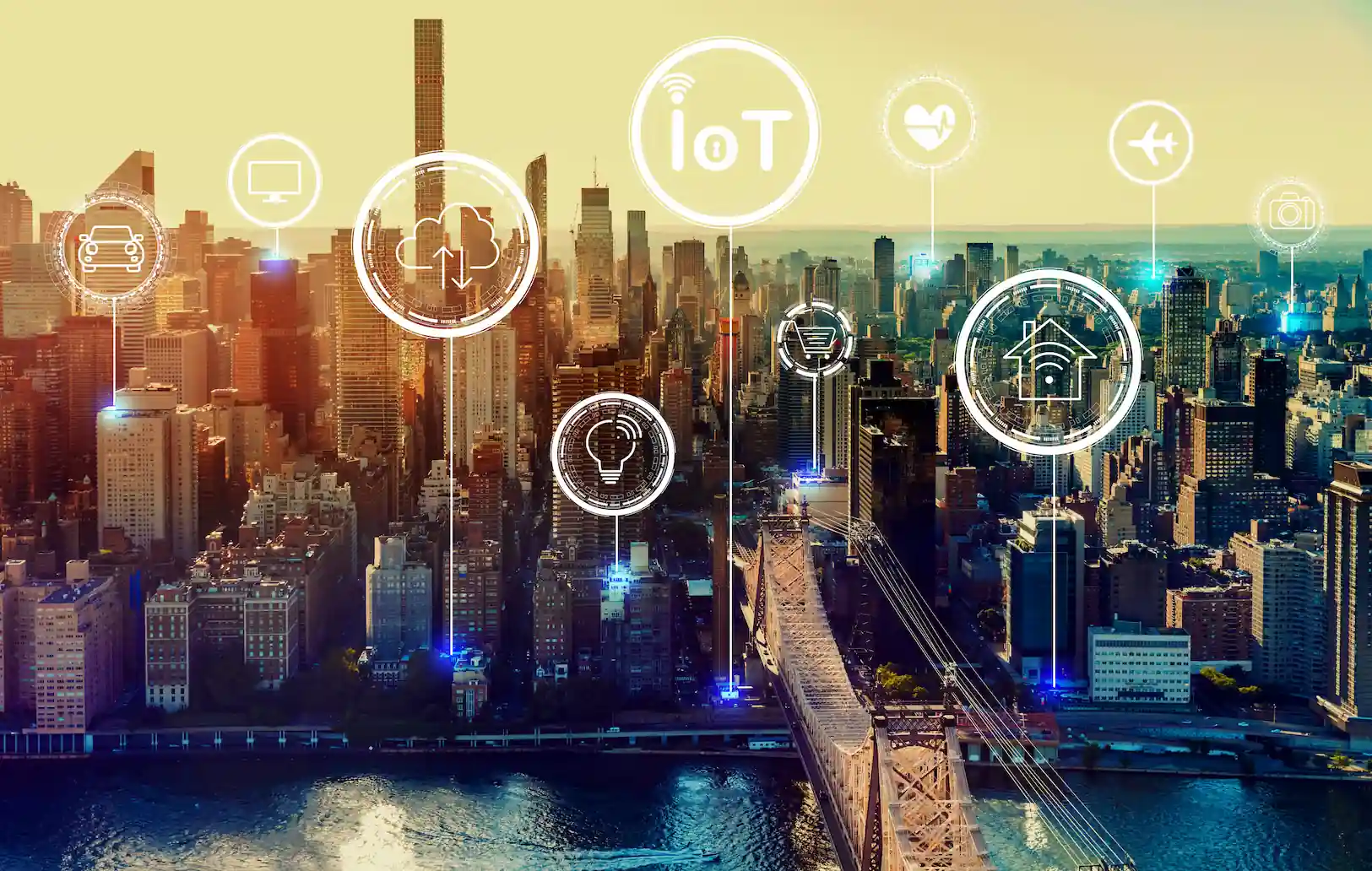 Vue d’une ville intelligente au coucher du soleil avec icônes IoT en surimpression, illustrant l’intégration urbaine des objets connectés et des agents autonomes