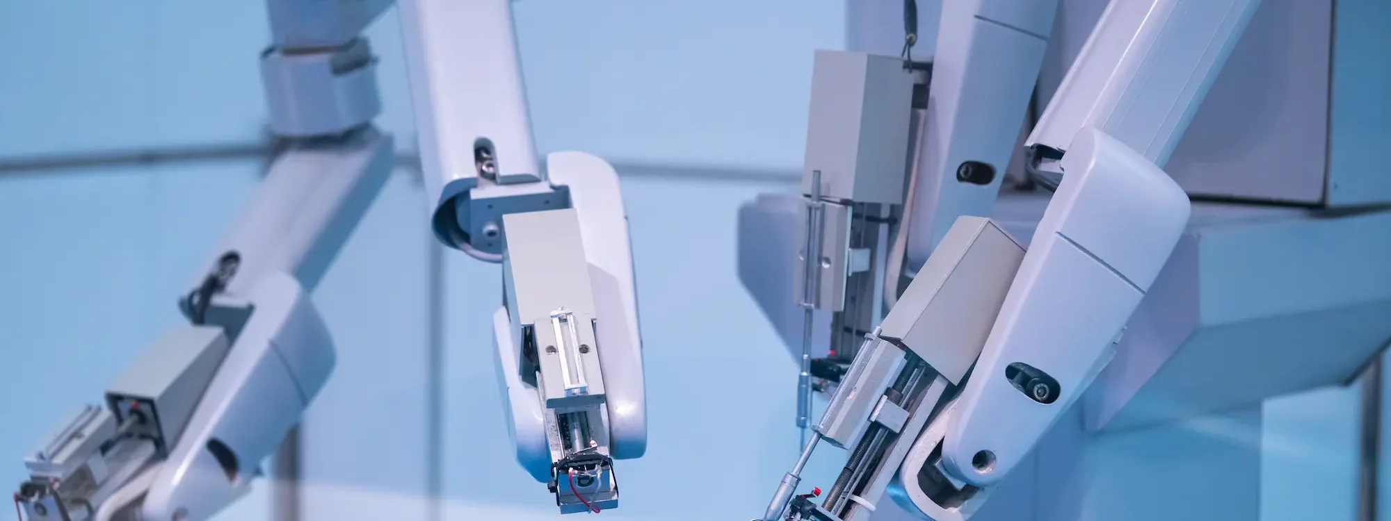 Bras robotisés chirurgicaux de haute précision utilisés en bloc opératoire pour la chirurgie assistée par robot