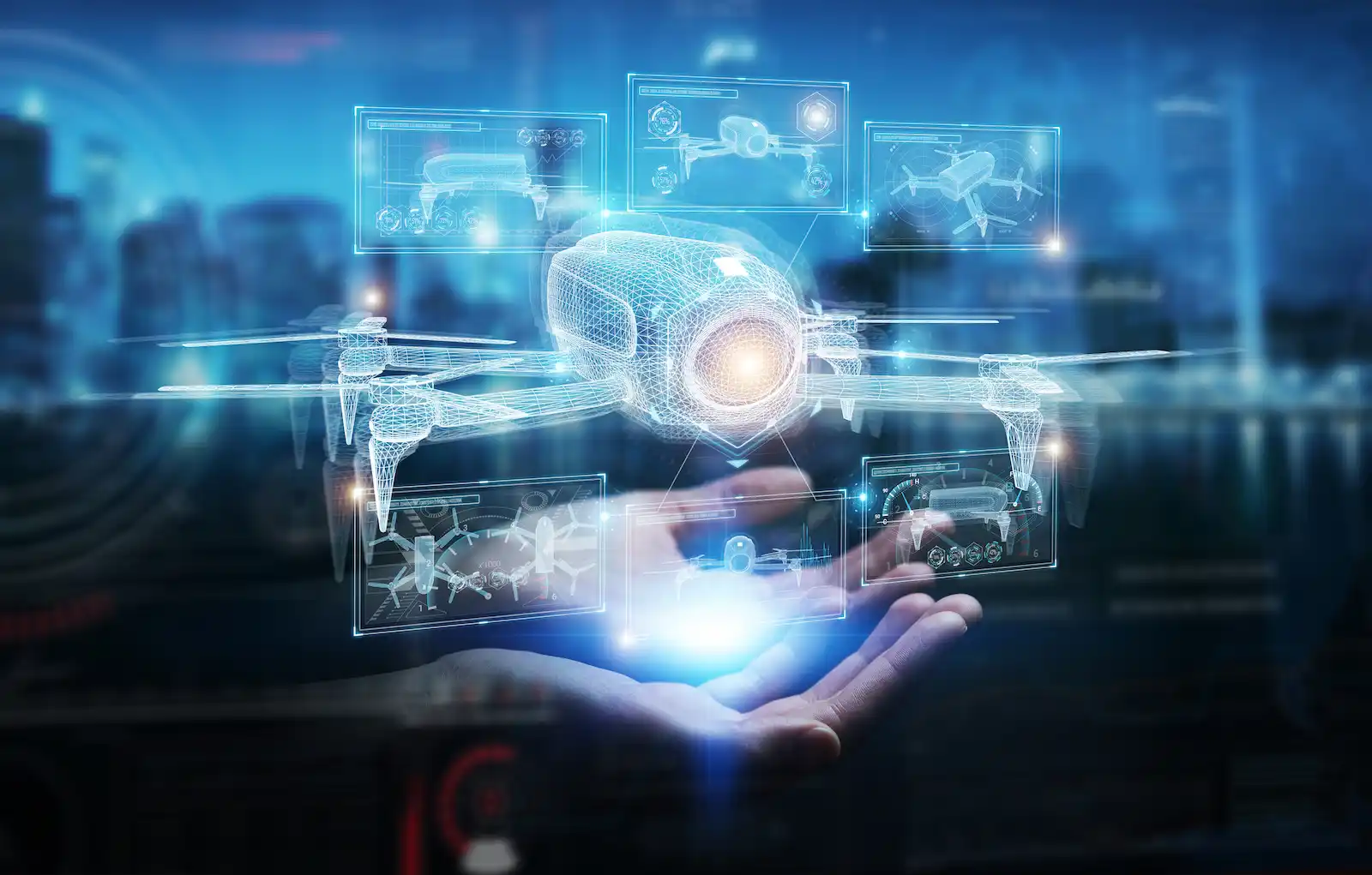 Main tenant un hologramme de drone avec interfaces virtuelles, représentant un agent autonome futuriste contrôlé par intelligence artificielle