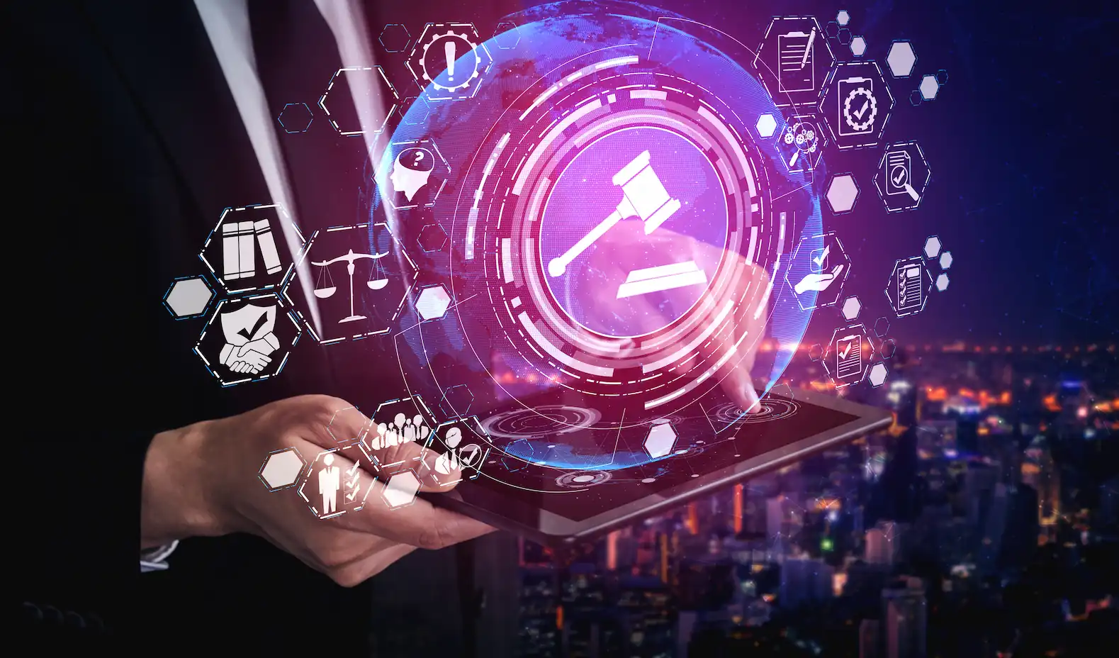 ADOBESTOCK_363999159 | Cekome Main tenant une tablette avec des icônes de justice numérique en réalité augmentée sur fond de ville illuminée.