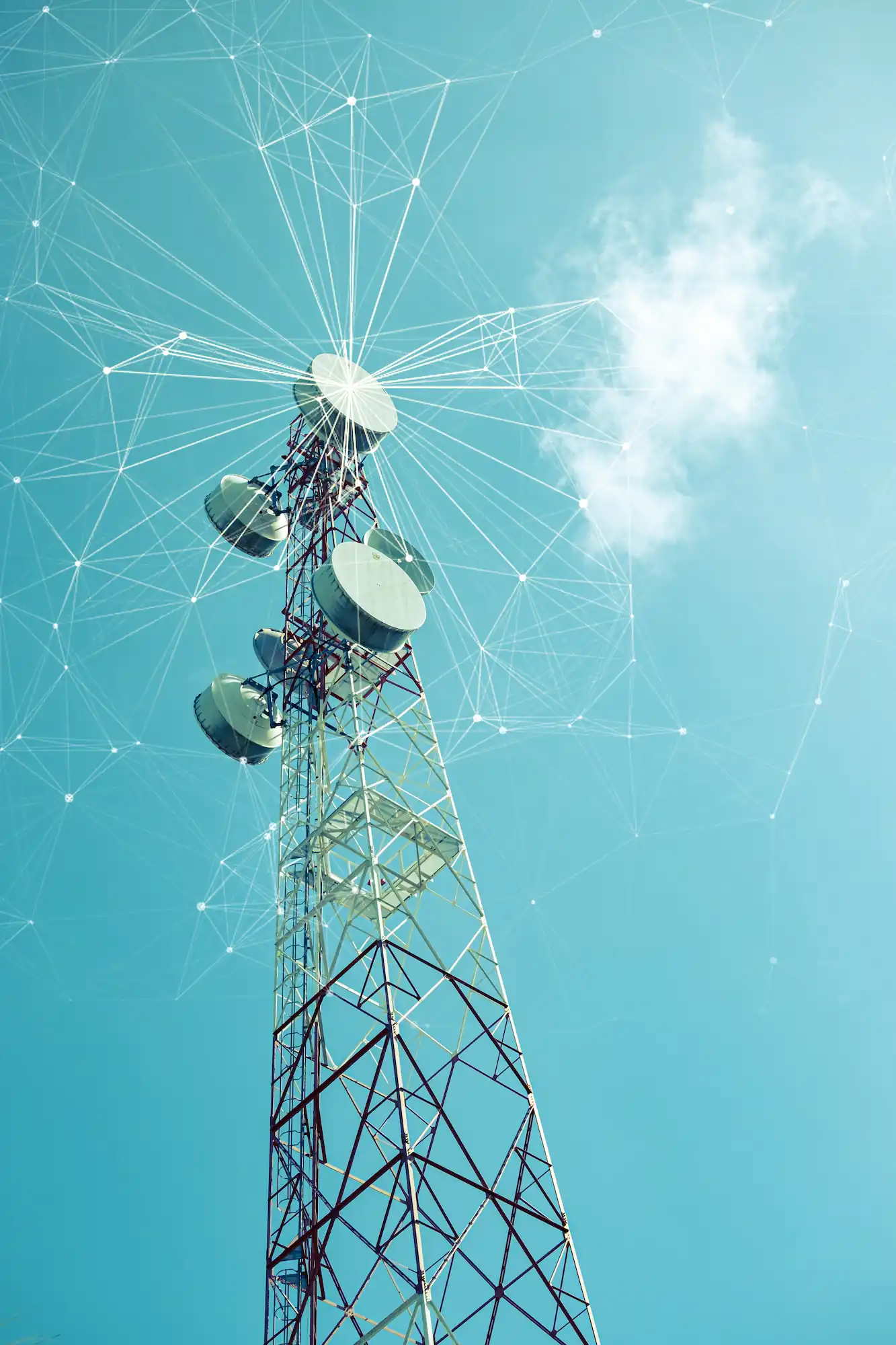 Antenne de télécommunication avec réseau connecté symbolisant l’infrastructure IoT et la communication des agents autonomes