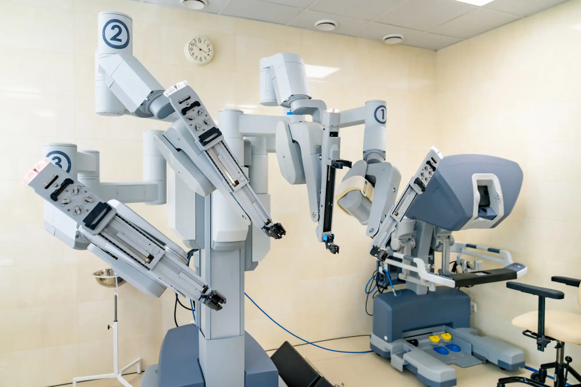 ADOBESTOCK_522941903 | Cekome Système de chirurgie robotique avec console de commande et bras articulés en salle d’opération