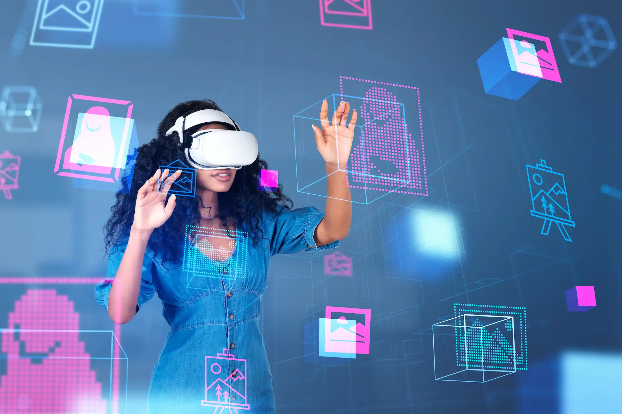 Femme interagissant avec des éléments virtuels en 3D grâce à un casque de réalité virtuelle dans un environnement immersif.