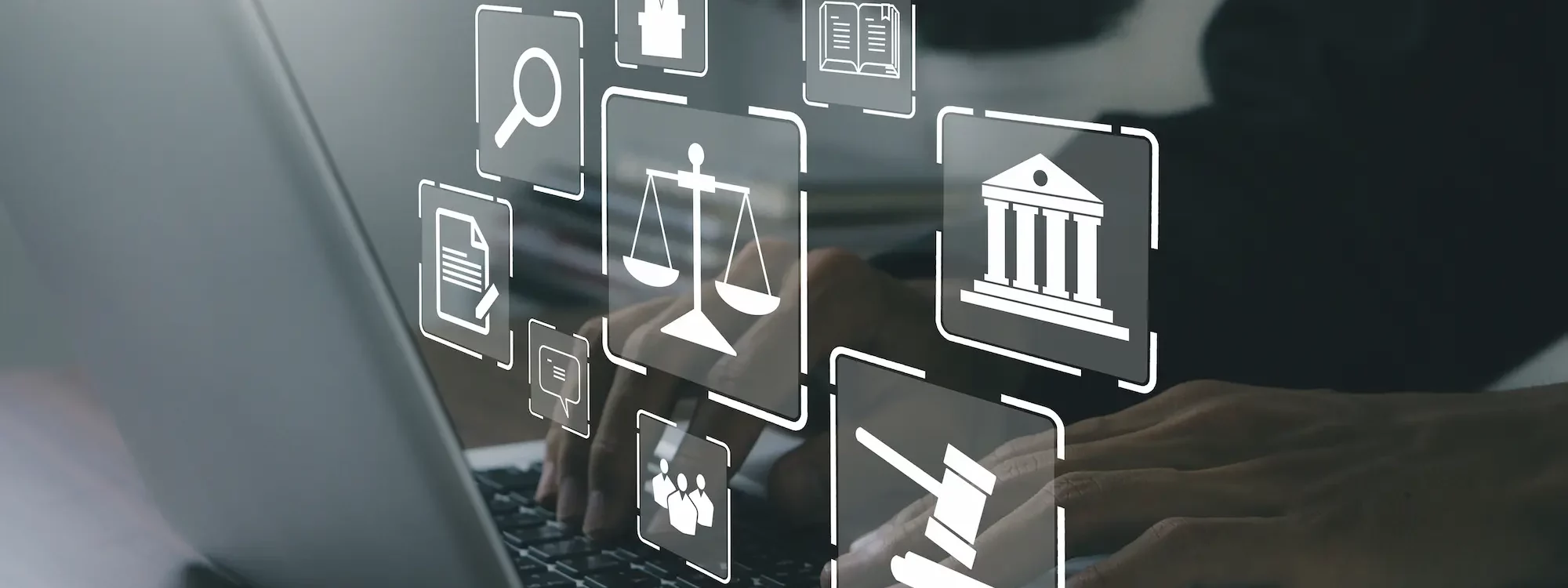 Mains tapant sur un ordinateur portable avec des ic&ocirc;nes juridiques en surimpression repr&eacute;sentant la justice num&eacute;rique.