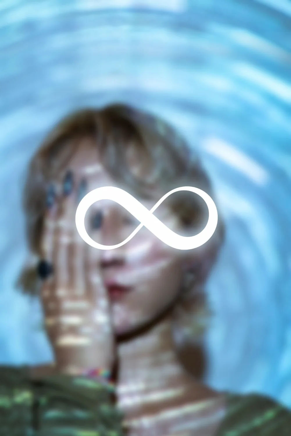 Visage flouté avec symbole de l’infini projeté, illustrant l’identité numérique et la présence dans le métavers
